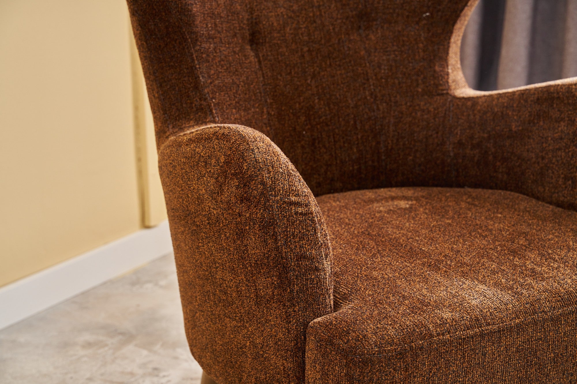 Poltrona Elegante – 73 x 87 x 80 cm – Castanho e Cobre – Estrutura de Madeira