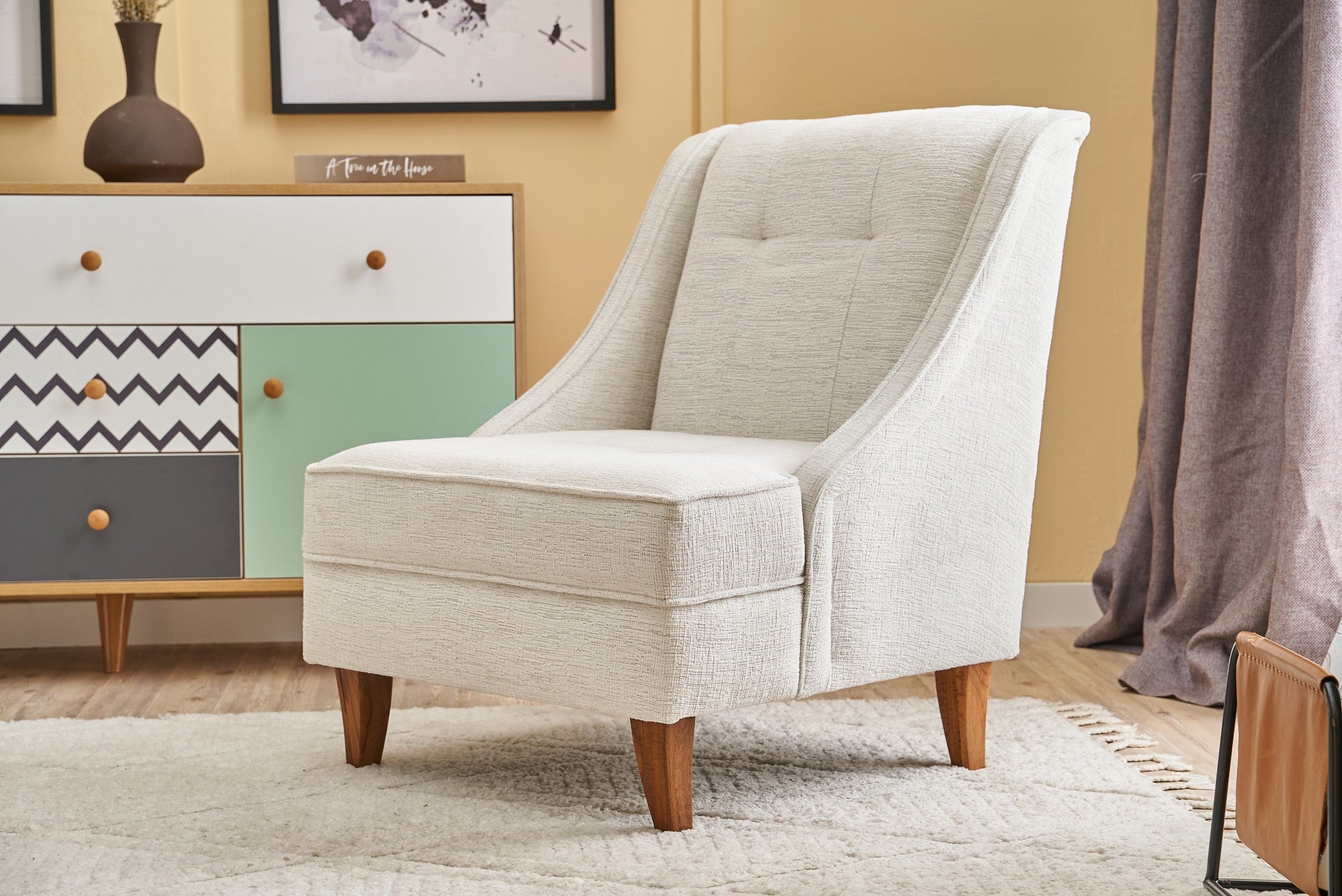 Poltrona Elegante em Creme, Estrutura 100% Madeira de Faia, Espuma 32 DNS para Conforto | Dimensões: 67x73x70 cm | Perfeita para Salas de Estar e Espaços de Estudo