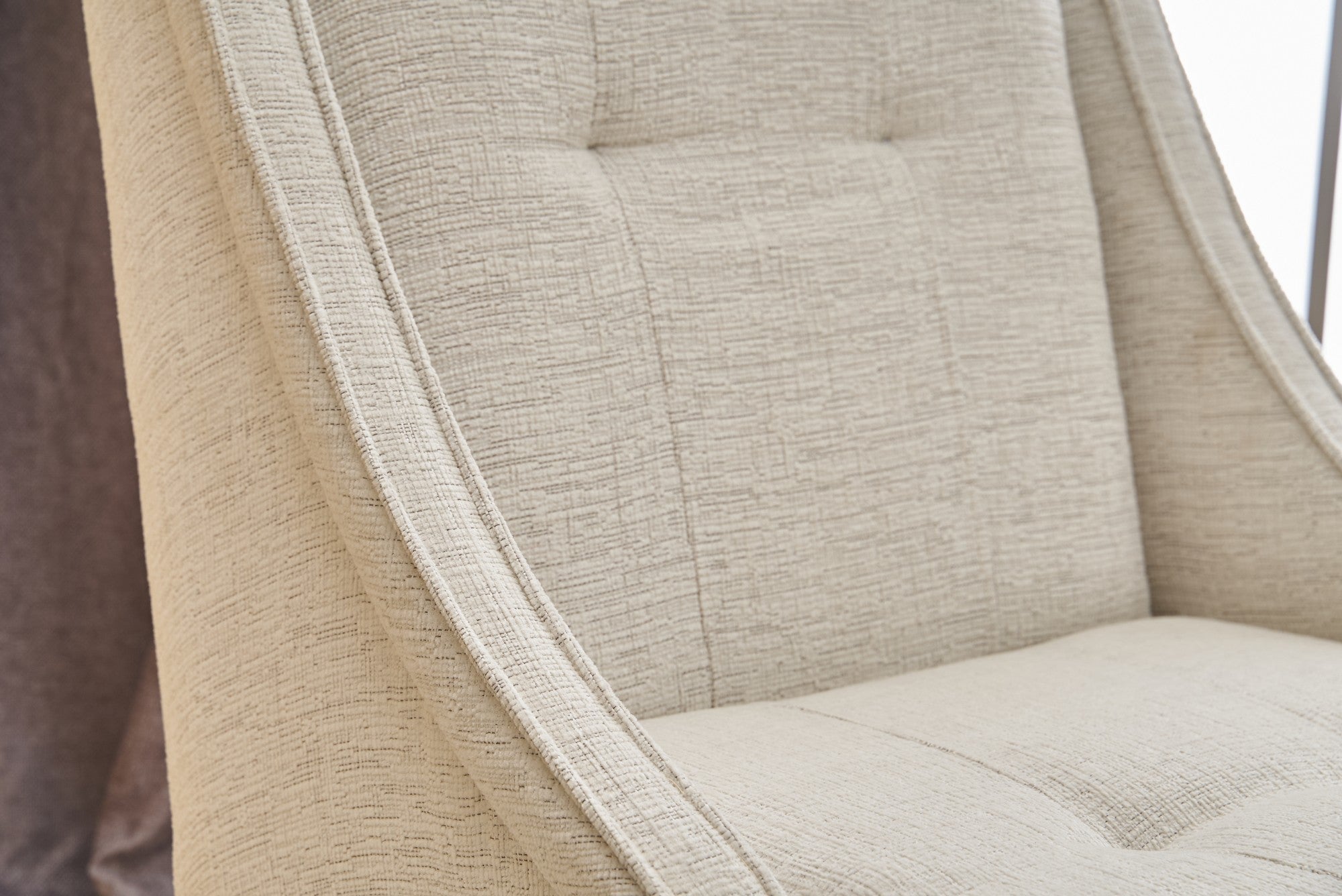 Poltrona Elegante em Creme, Estrutura 100% Madeira de Faia, Espuma 32 DNS para Conforto | Dimensões: 67x73x70 cm | Perfeita para Salas de Estar e Espaços de Estudo