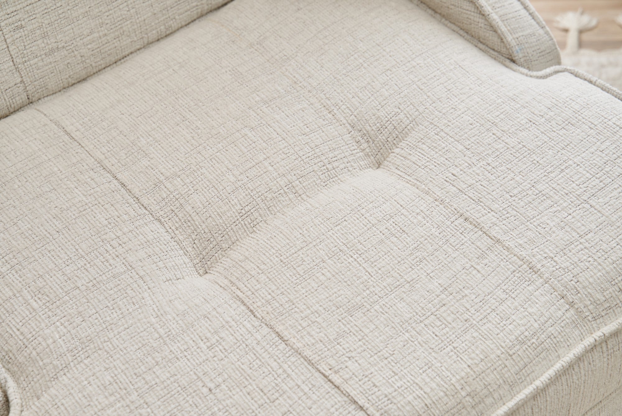Poltrona Elegante em Creme, Estrutura 100% Madeira de Faia, Espuma 32 DNS para Conforto | Dimensões: 67x73x70 cm | Perfeita para Salas de Estar e Espaços de Estudo