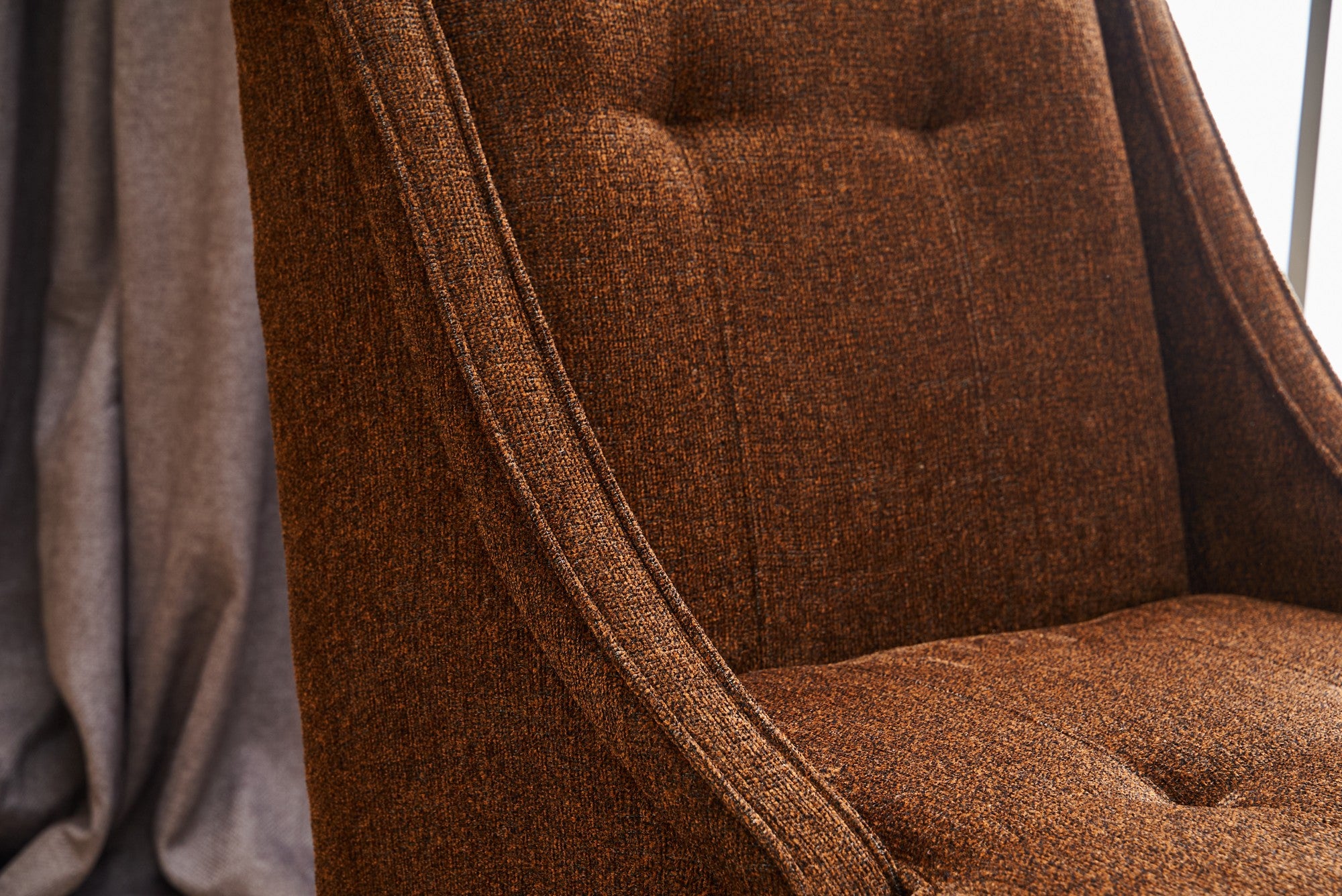 Poltrona Elegante, Marrom e Cobre, 67 cm L x 73 cm A x 70 cm P | Estrutura 100% Madeira de Faia, Espuma 32 DNS para Conforto | Perfeita para Sala de Estar e Escritório