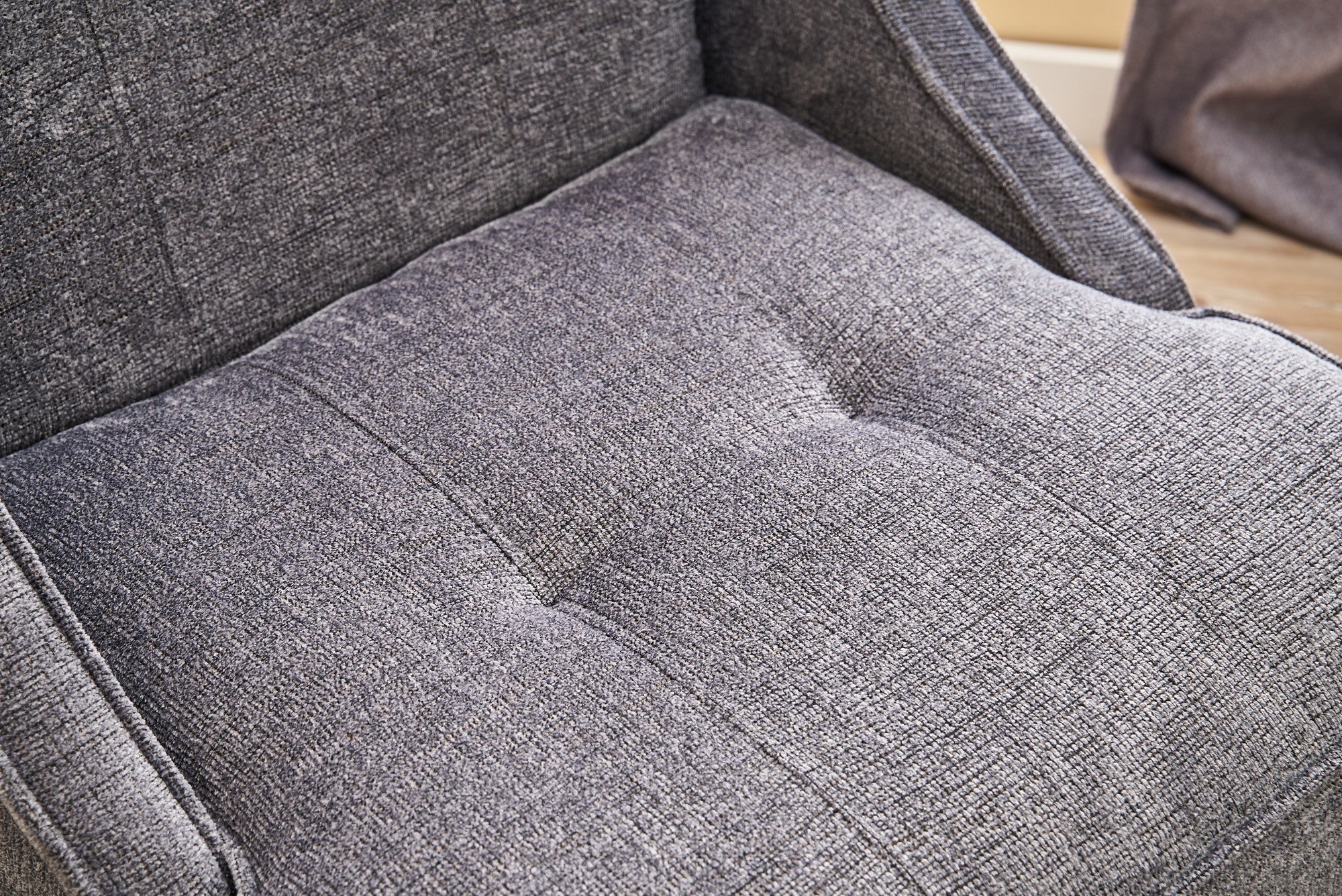 Poltrona Elegante, Cinza, 67 x 73 x 70 cm | Estrutura 100% Madeira de Faia, Espuma 32 DNS para Conforto | Uma Adição Elegante para Sala de Estar e Escritório
