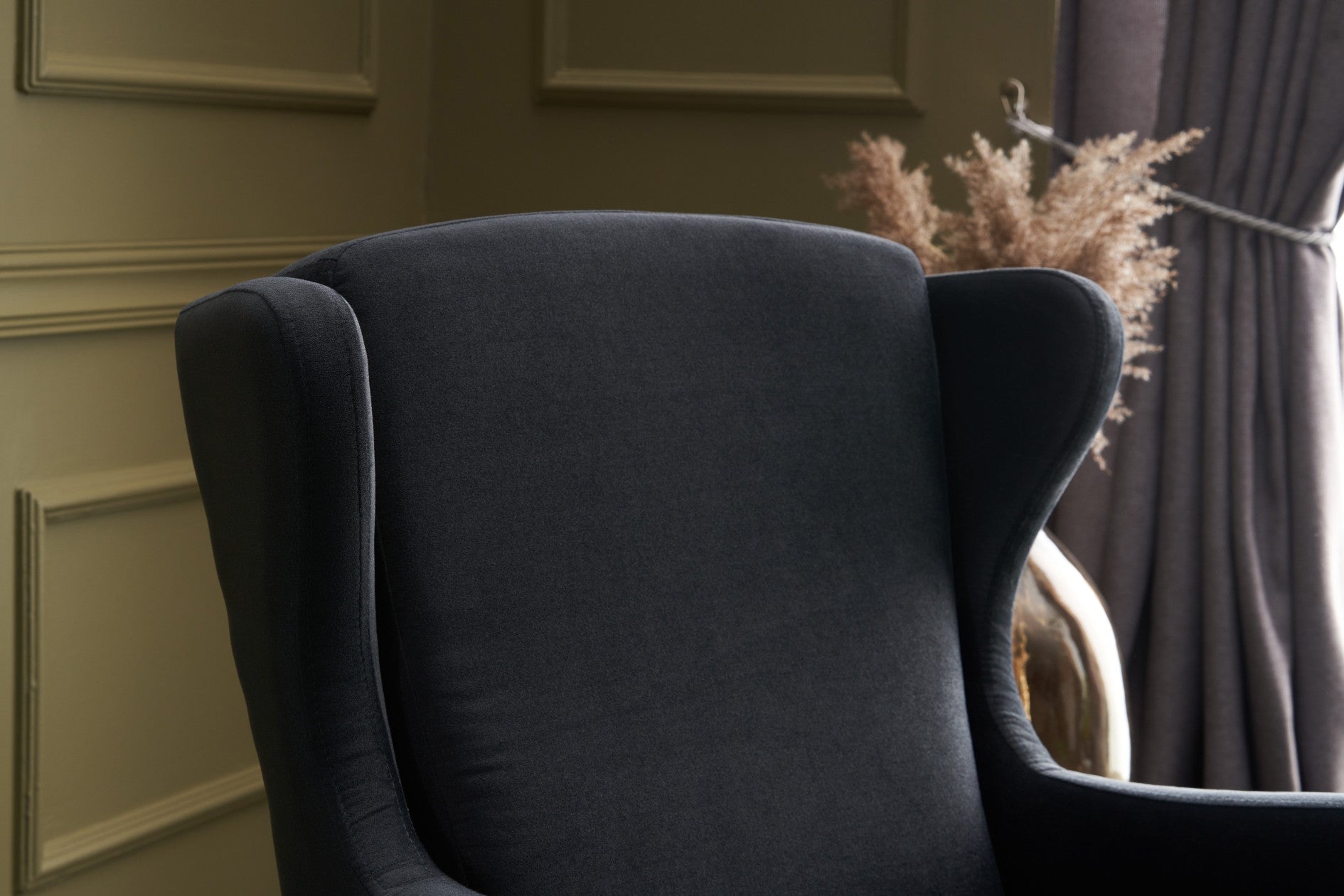 Poltrona Elegante – 77 cm L x 98 cm A x 80 cm P – Antracite – Veludo 100% poliéster