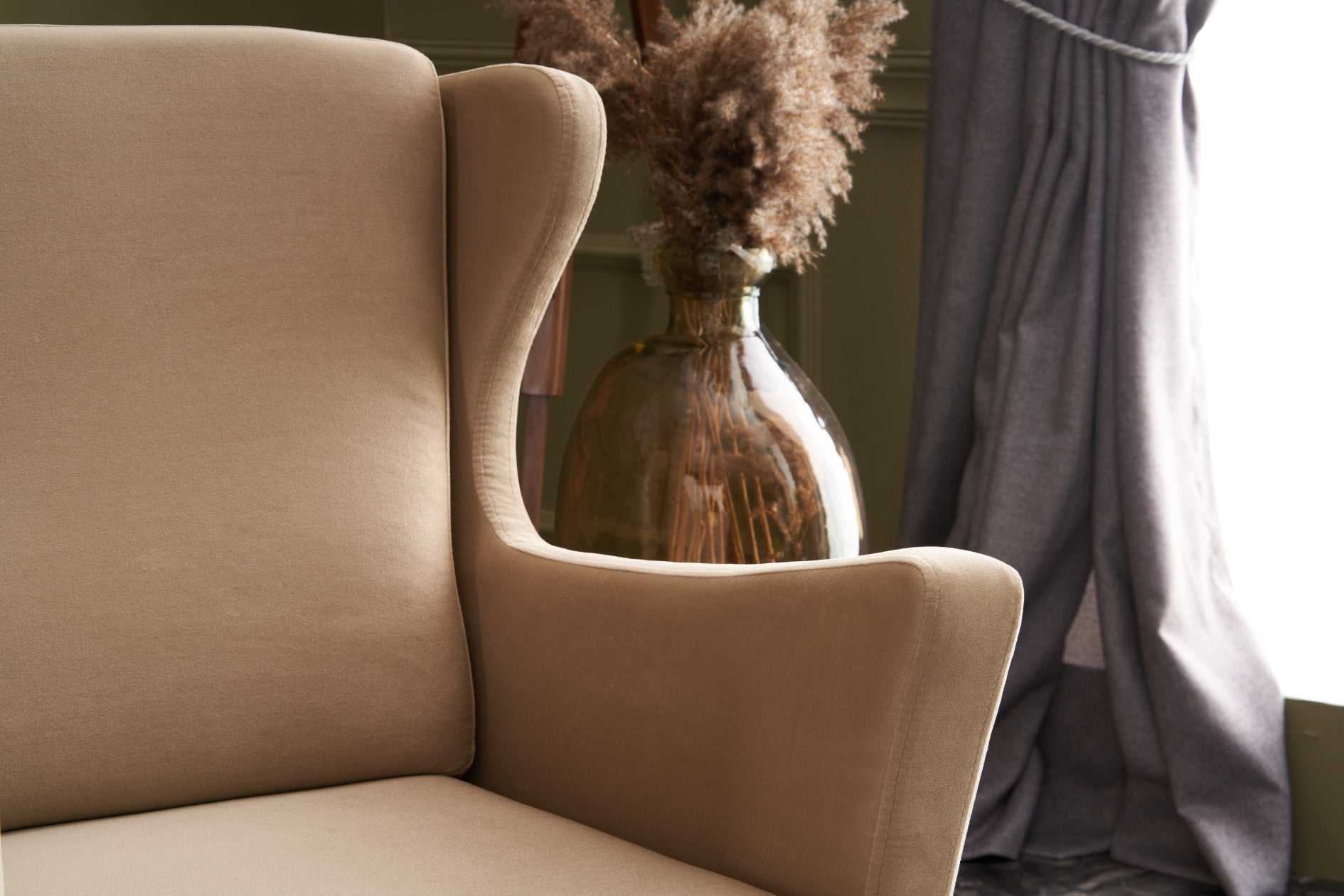 Poltrona Elegante – 77 cm L x 98 cm A x 80 cm P – Creme – Veludo 100% poliéster