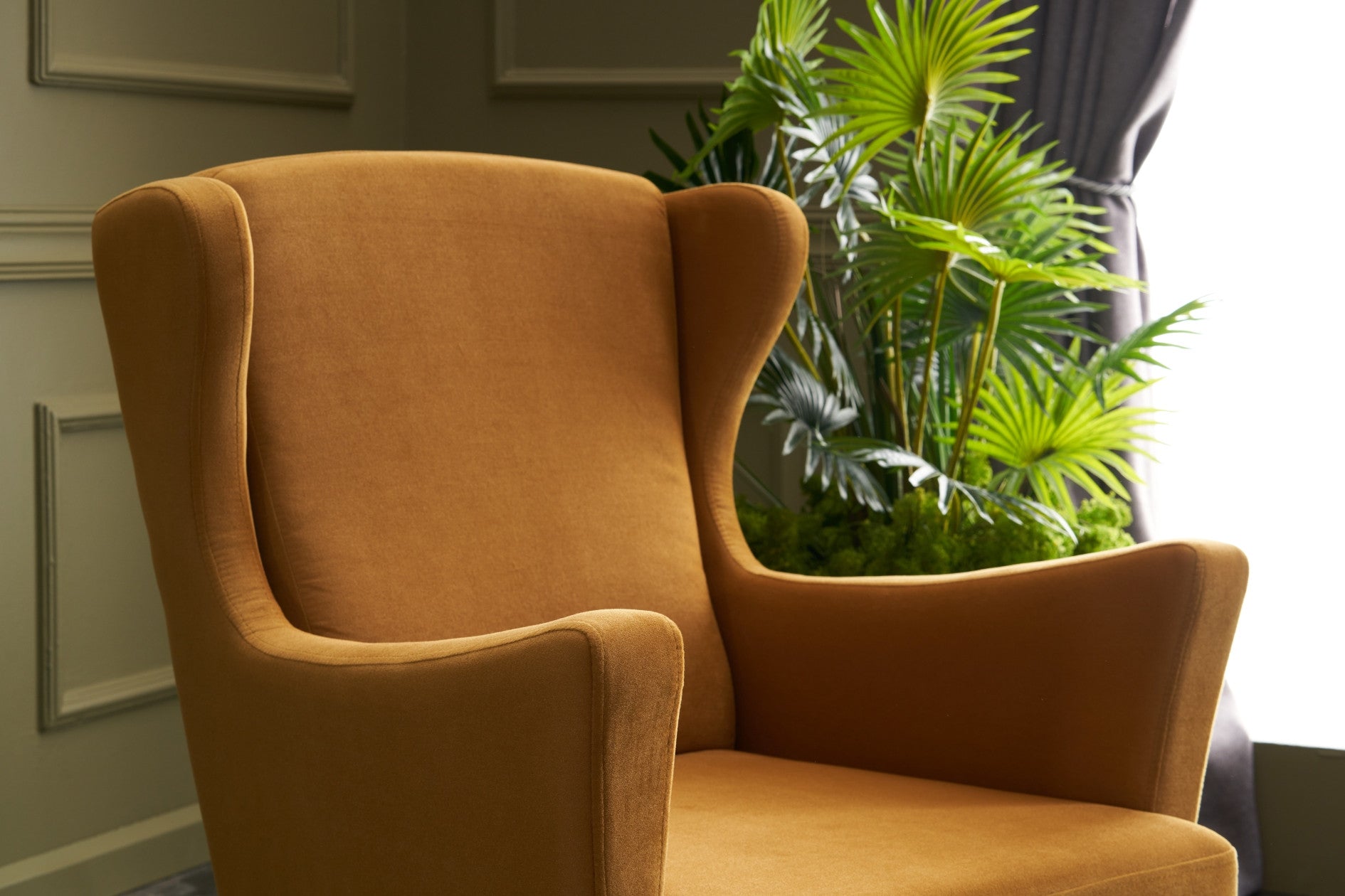 Poltrona Elegante – 77 cm L x 98 cm A x 80 cm P – Dourado – Veludo