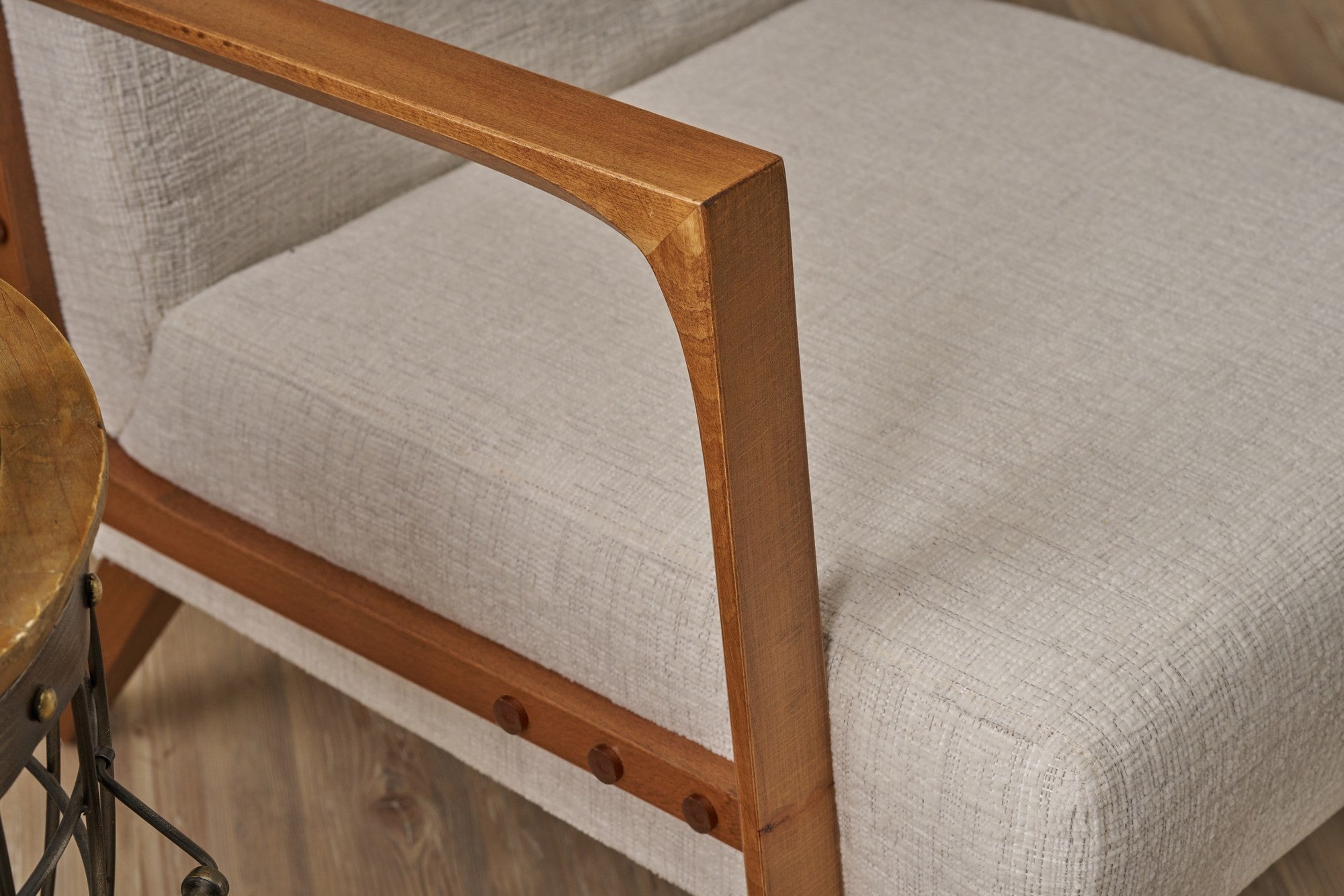 Poltrona Elegante – 69 x 80 x 83 cm – Creme – Madeira de Faia