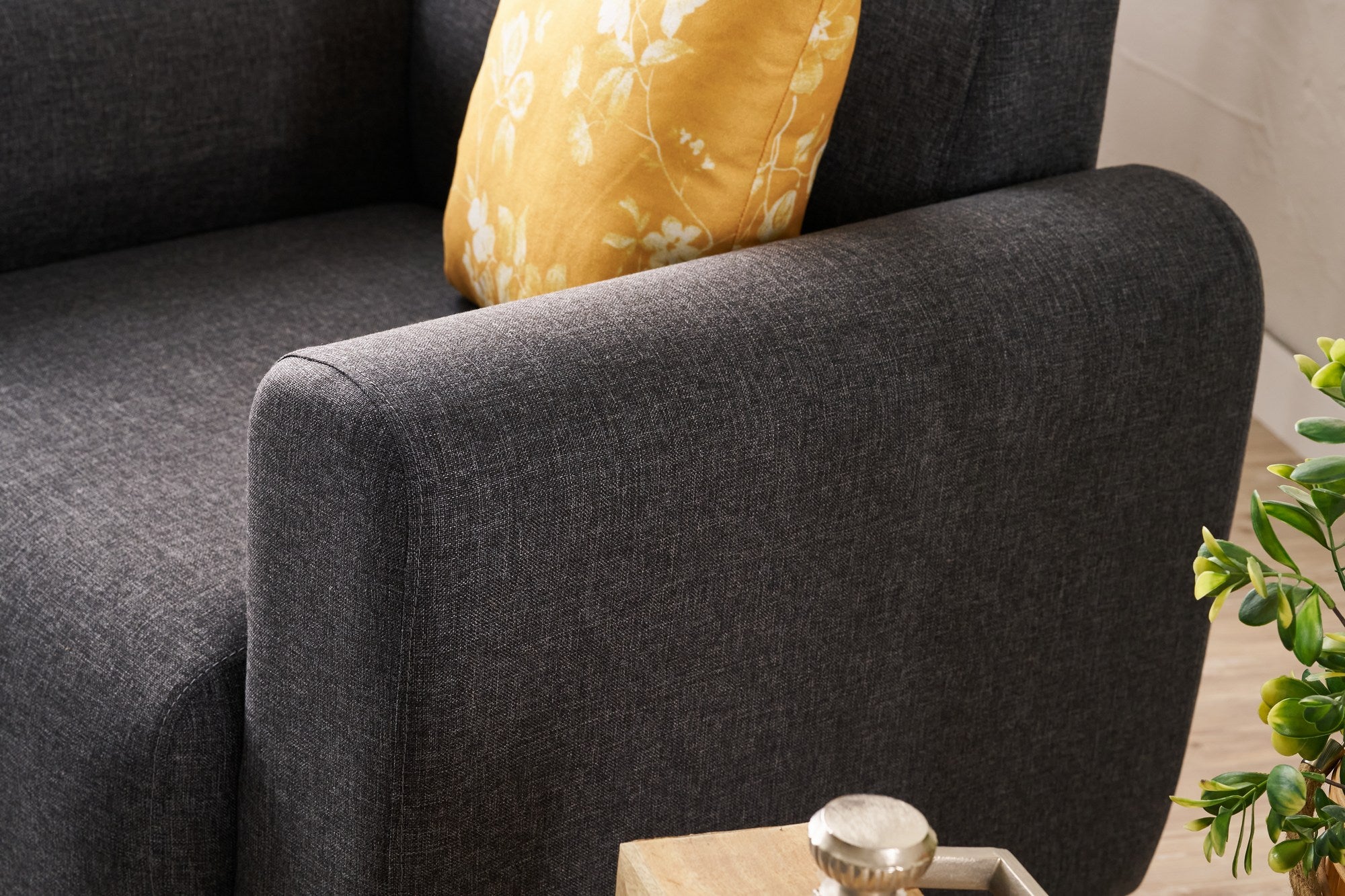 Sofá elegante de 3 lugares, antracite, 220 x 87 x 70 cm | Estrutura de abeto durável, tecido 100% poliéster, espuma 28 DNS | Perfeito para salas de estar modernas