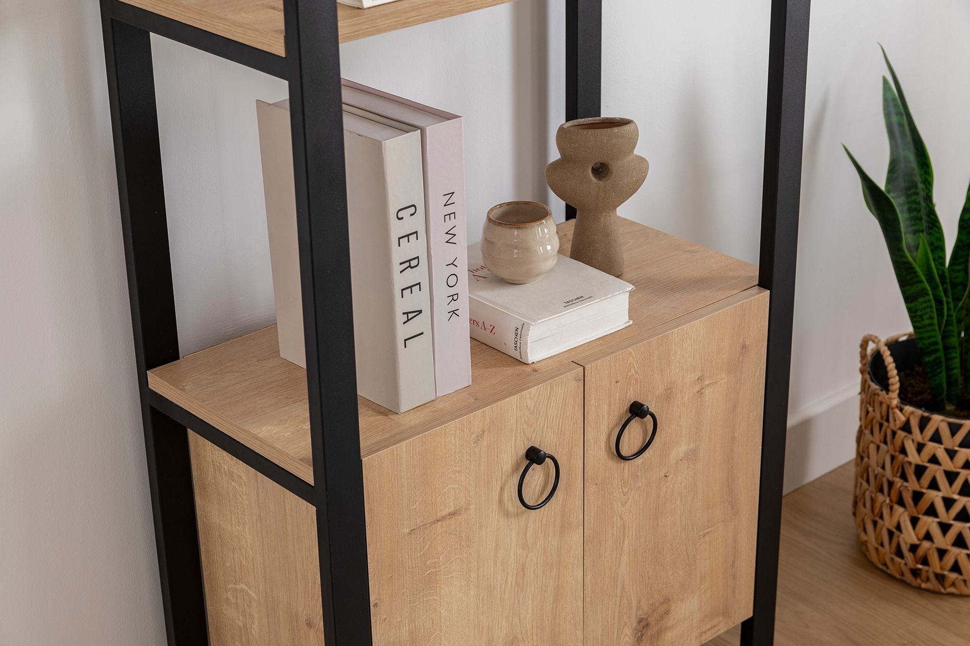 Estante de livros – 64 cm x 160 cm x 32 cm – Safira e preto – Metal e painel de partículas