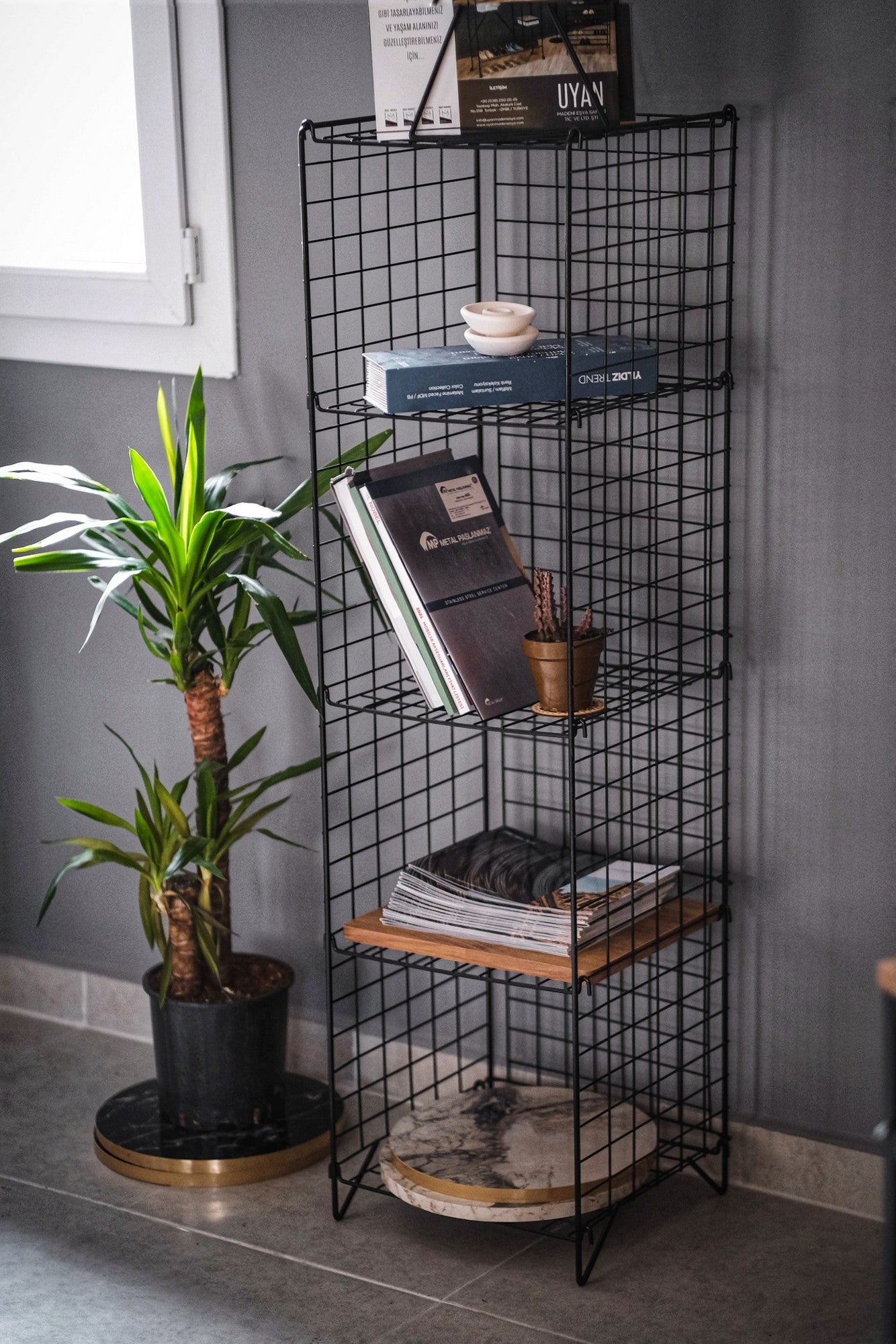 Estante de livros – 137.5cm x 37cm x 35cm – Preto – Metal