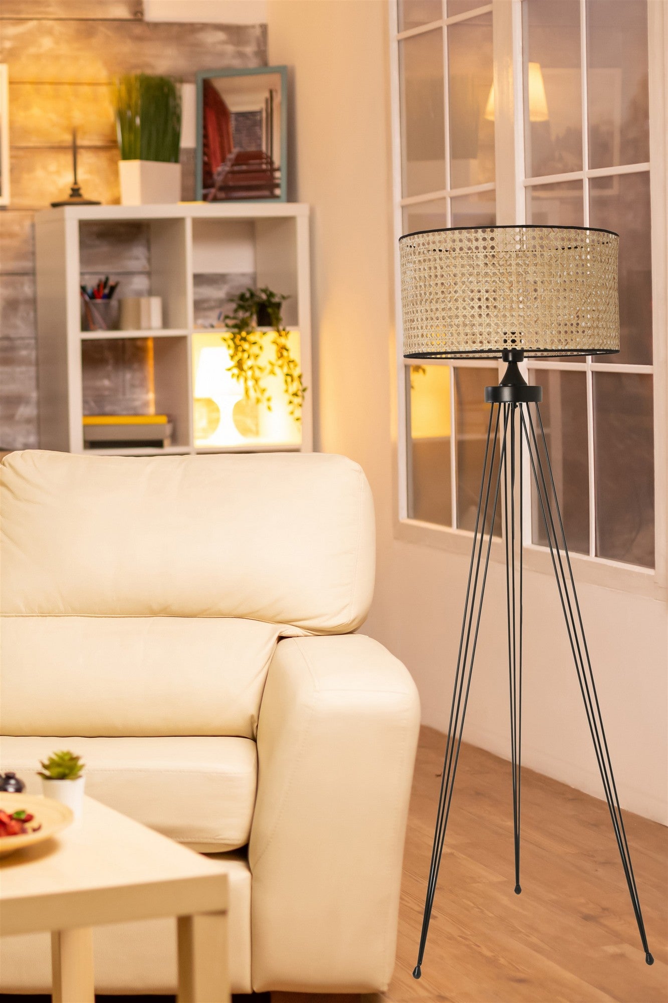 Candeeiro de Pé – 155 cm – Preto – Metal e Rattan
