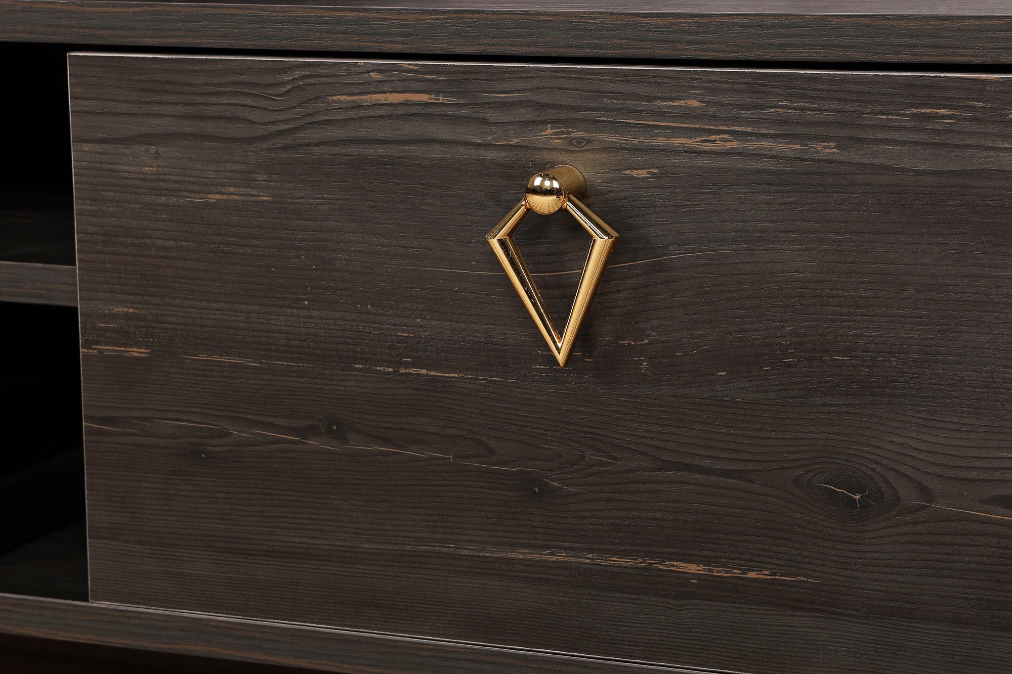 Móvel de TV elegante em marrom escuro, 143 cm de largura, 47 cm de altura, 40 cm de profundidade | Painel de partículas 100% revestido em melamina, 18 mm de espessura | Pés de plástico duráveis e prateleiras amplas