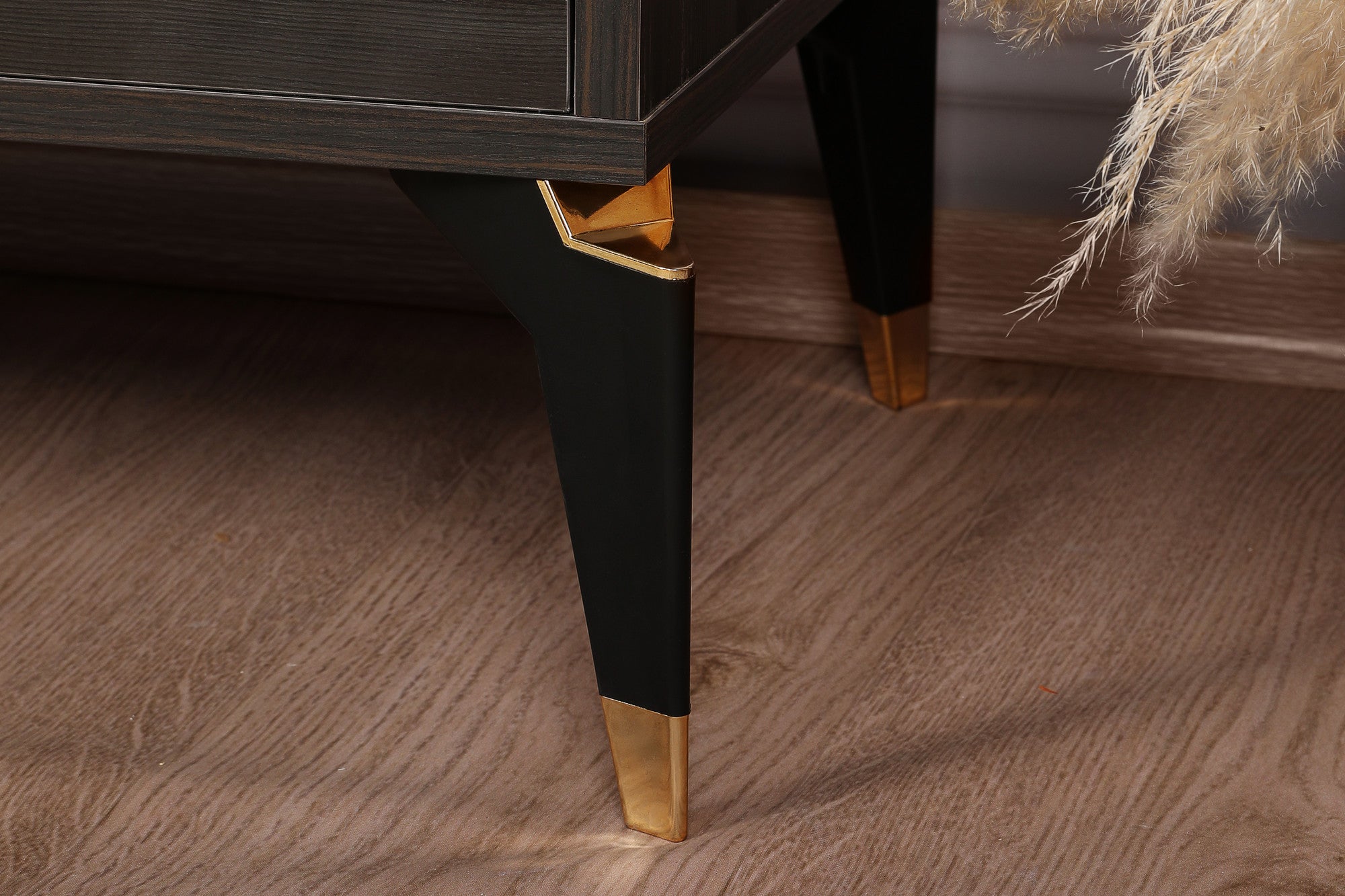 Móvel de TV elegante em marrom escuro, 143 cm de largura, 47 cm de altura, 40 cm de profundidade | Painel de partículas 100% revestido em melamina, 18 mm de espessura | Pés de plástico duráveis e prateleiras amplas