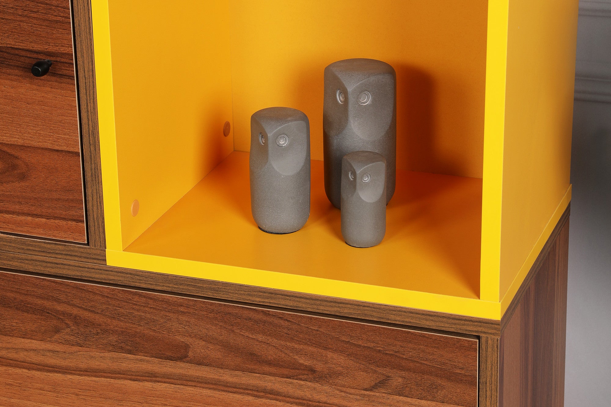 Estante de parede elegante, nogueira e antracite com detalhes em amarelo, 110 x 140 x 30 cm | 100% revestida em melamina, 18 mm de espessura | Várias prateleiras para espaços modernos