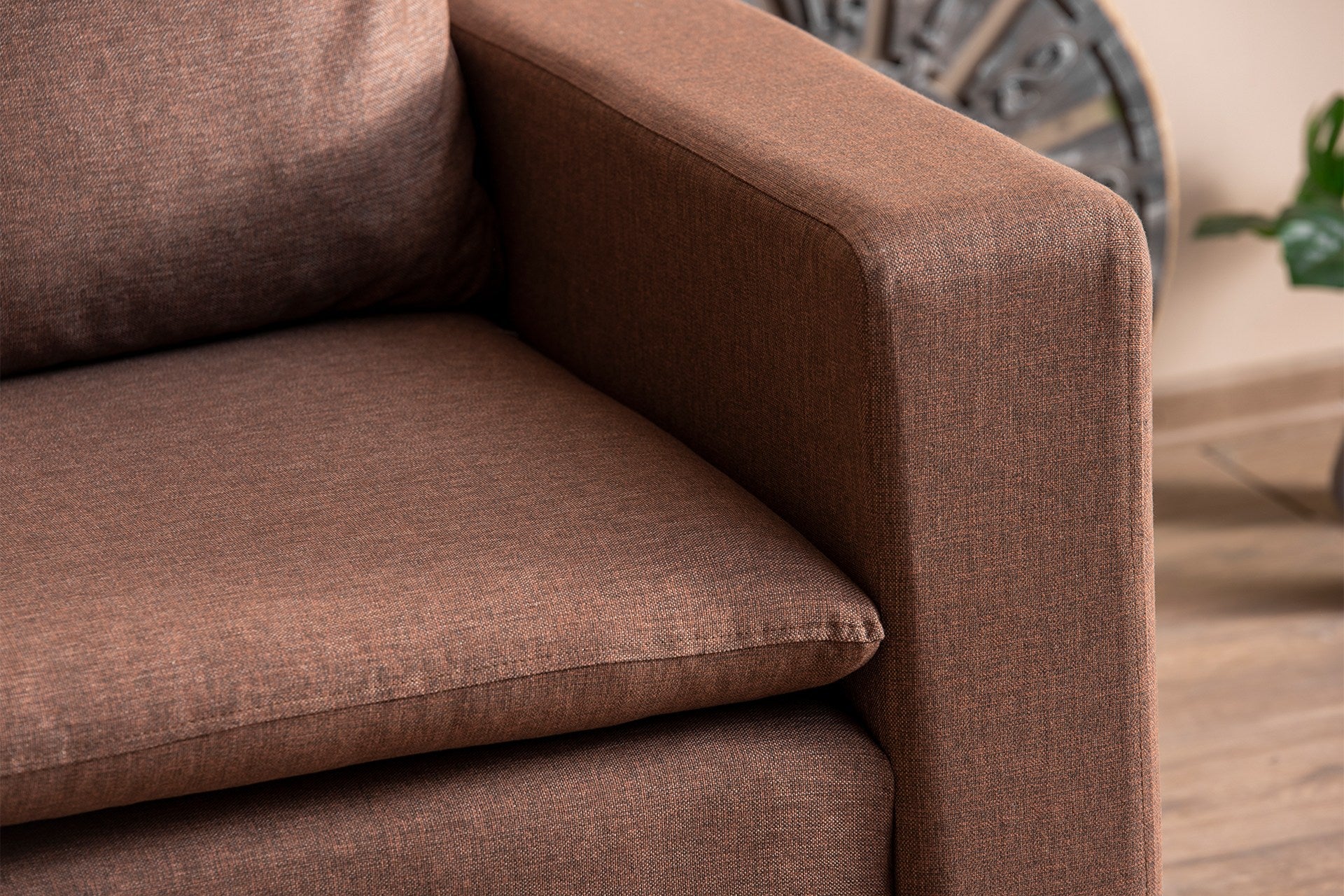 Poltrona Elegante, Marrom Claro, 105 cm de Largura | Estrutura 100% Metal, Tecido 100% Poliéster, Espuma de Alto DNS e Almofada de Fibra de Silicone | Perfeita para Sala de Estar e Escritório
