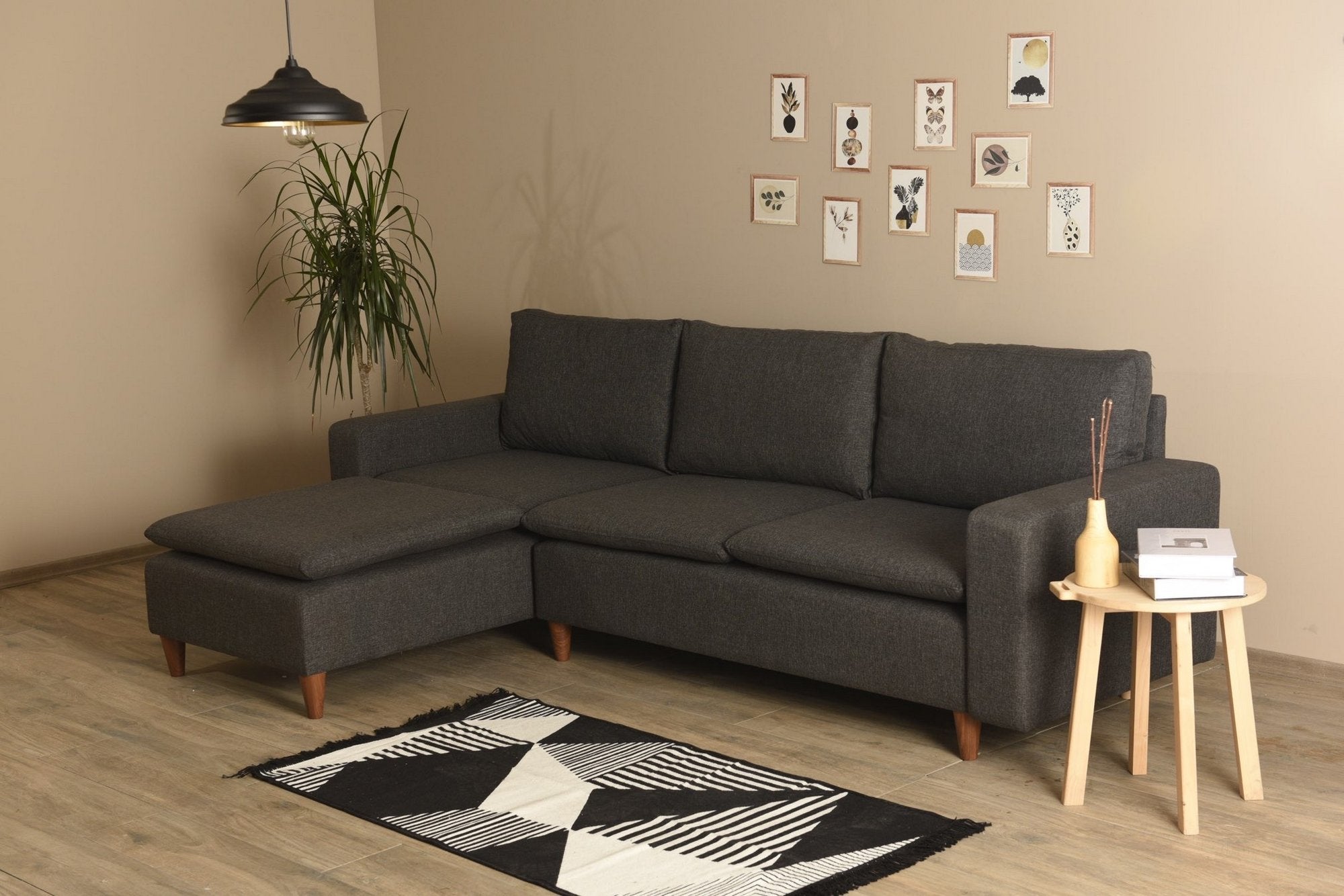 Sofá de canto moderno, cinza escuro, 255 cm de largura | Estrutura 100% metálica, tecido 100% poliéster | Almofadas de espuma de alto DNS e fibra de silicone | Design elegante e funcional