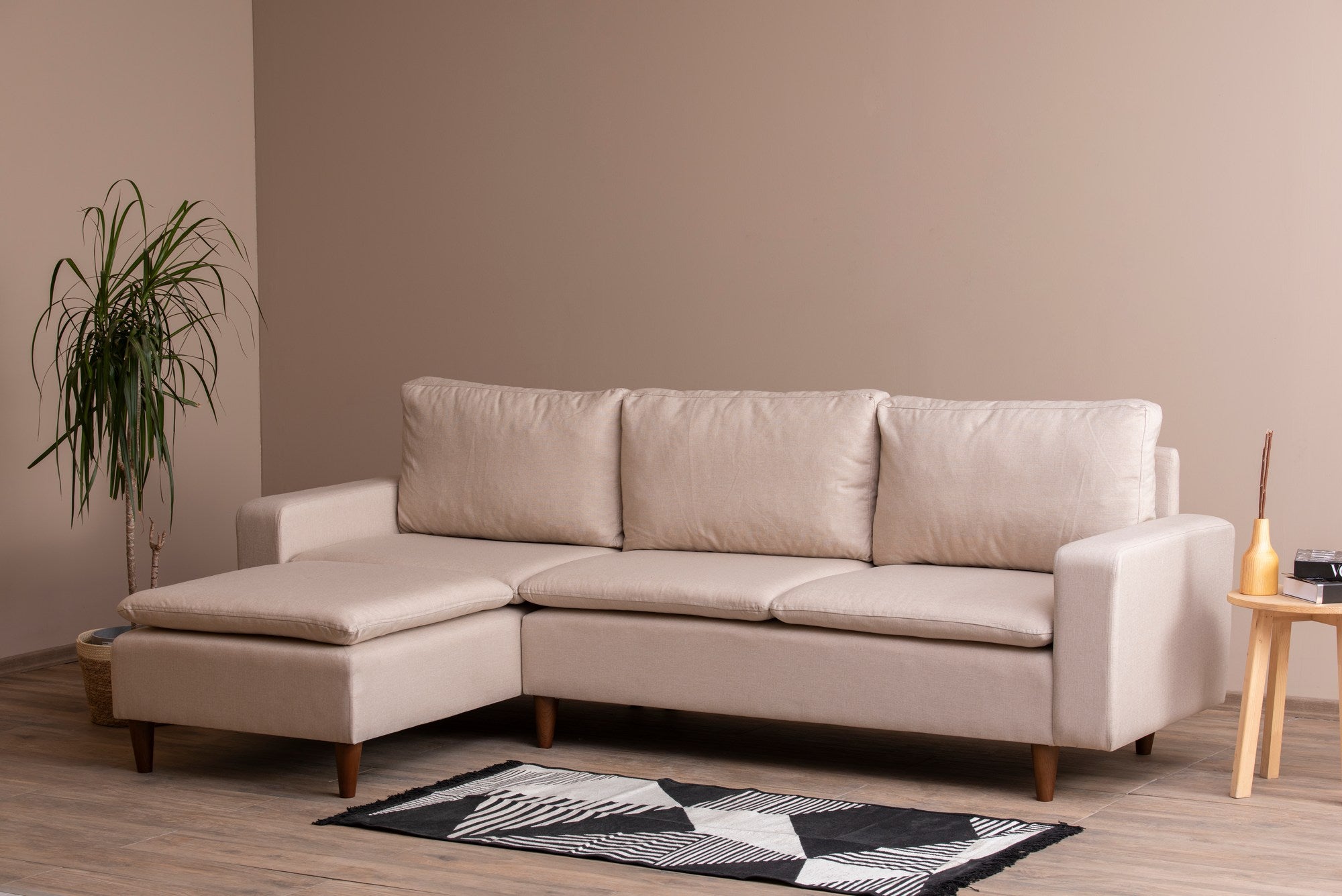 Sofá de canto elegante em tom creme, estrutura 100% metálica, 225 cm de largura, chaise longue de 154 cm, almofadas de espuma de alto DNS e fibra de silicone | Perfeito para salas de estar modernas