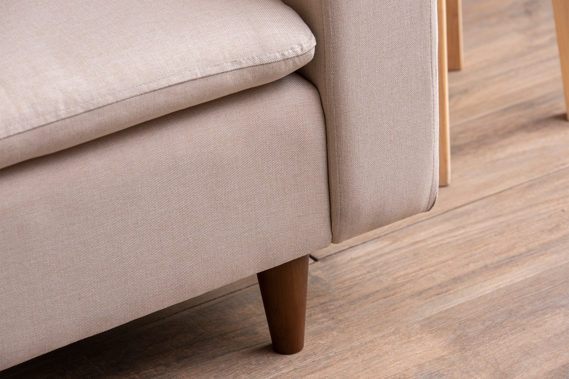 Sofá de canto elegante em tom creme, estrutura 100% metálica, 225 cm de largura, chaise longue de 154 cm, almofadas de espuma de alto DNS e fibra de silicone | Perfeito para salas de estar modernas