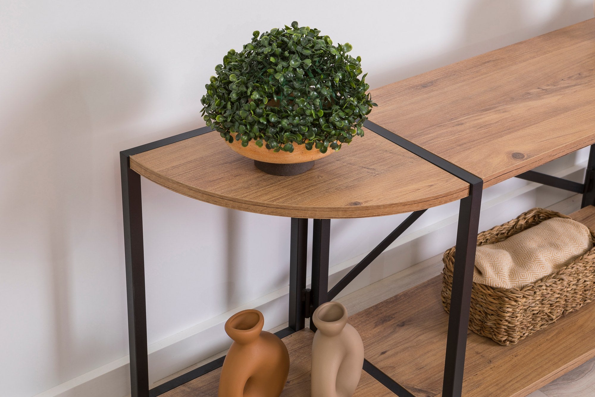 Móvel de TV – 138 x 47 x 35 cm – Pinho Atlântico e Preto – Metal e painel de partículas