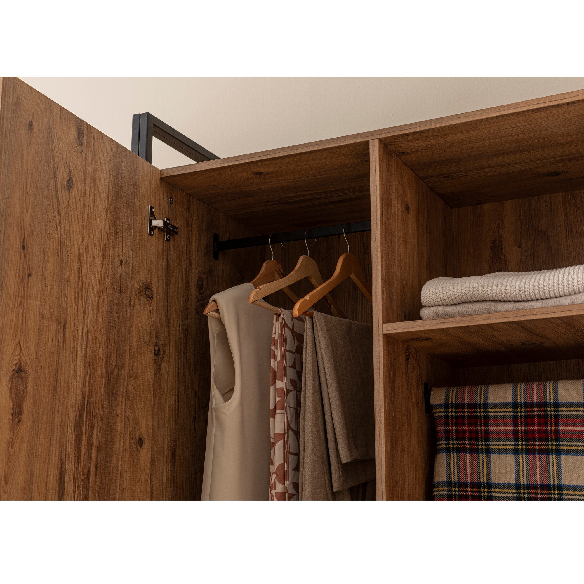 Guarda-roupa industrial moderno – 104 x 225 x 52 cm – Pinho Atlântico – Melamina e Metal