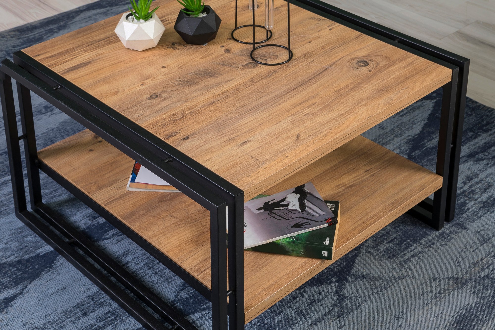 Conjunto de móveis elegantes para sala de estar, pinho atlântico e preto, aglomerado 100% revestido em melamina, pés de metal | Móvel de TV 130x50x45 cm, Mesa de centro 70x40x70 cm | Design moderno e durável