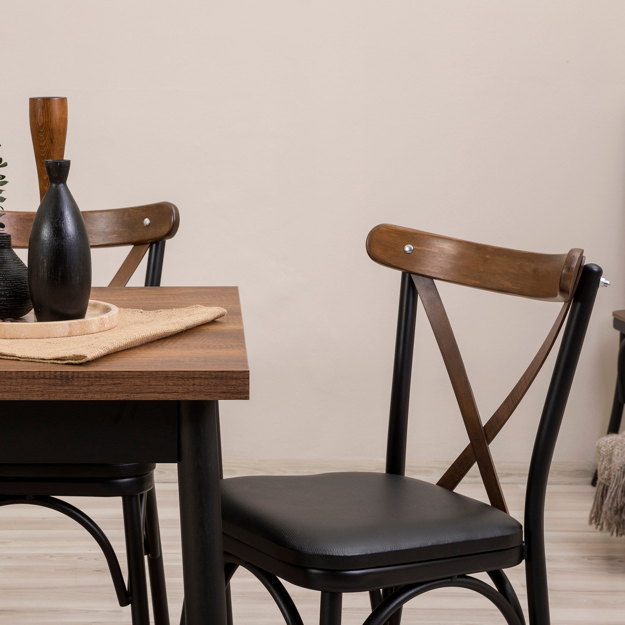 Conjunto de mesa de jantar extensível e cadeiras (5 peças), preto, 120-153 x 75 x 77 cm | 100% revestido em melamina, tecido couro sintético, pernas de madeira de faia | Elegante e funcional para espaços de jantar modernos