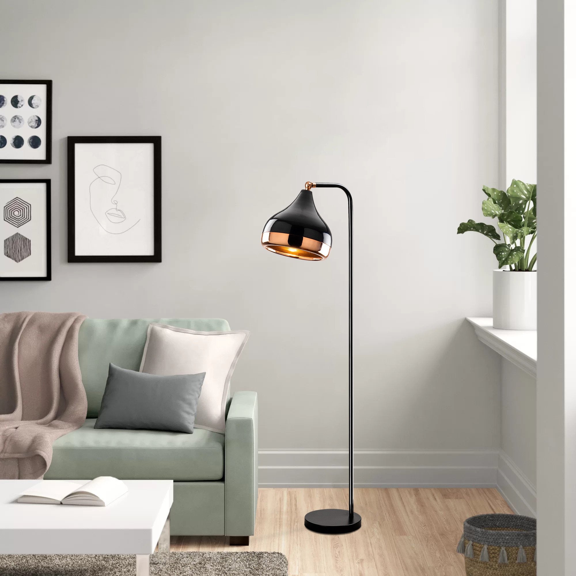 Candeeiro de Pé Escandinava, Preta e Cobre, 120 cm de Altura | Corpo em Metal, Soquete E27, 40 W Máx. | Iluminação Elegante e Funcional para Espaços Modernos