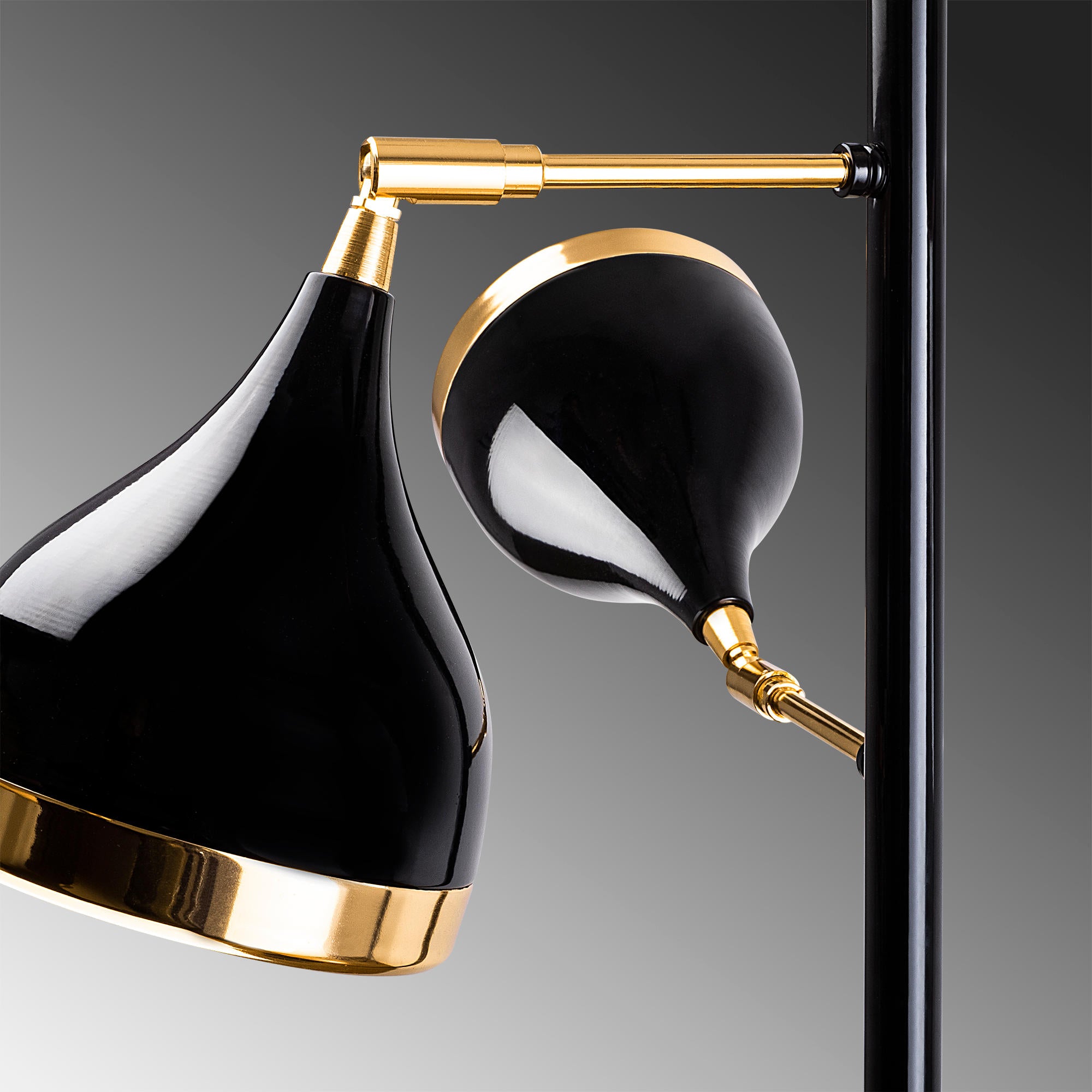 Candeeiro de Pé – 163 cm de altura, 52 cm de diâmetro – Preto e dourado – Metal