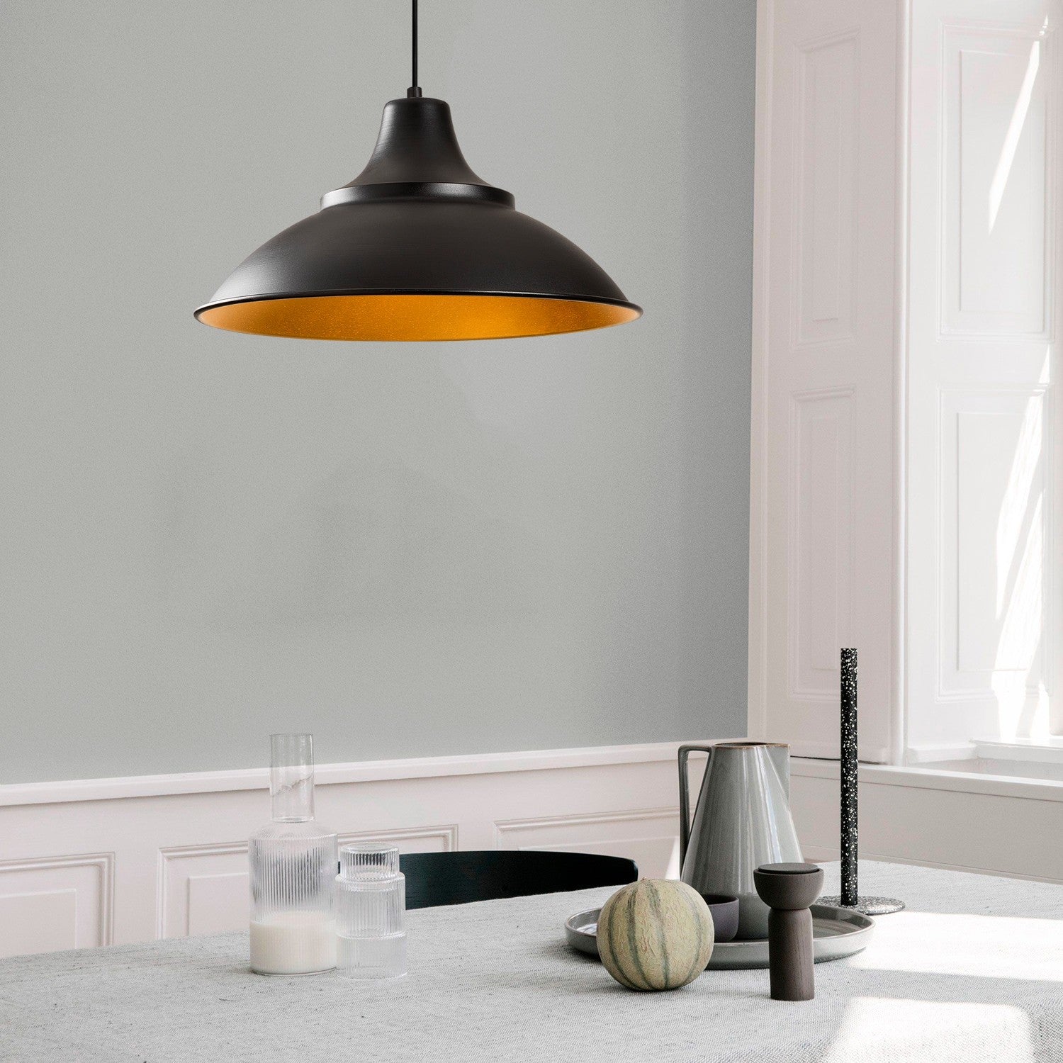 Candeeiro de Teto moderno – 44 cm de diâmetro, 121 cm de altura – Preto e dourado – Metálico