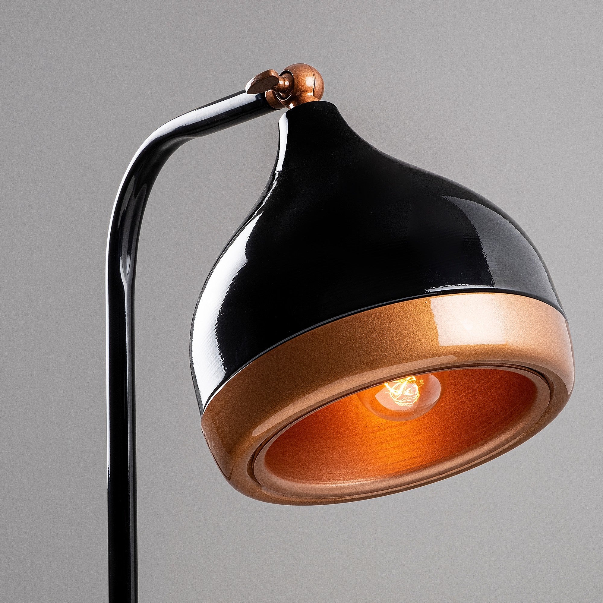 Candeeiro de Pé – 150 cm altura – Preto e Cobre – Metal