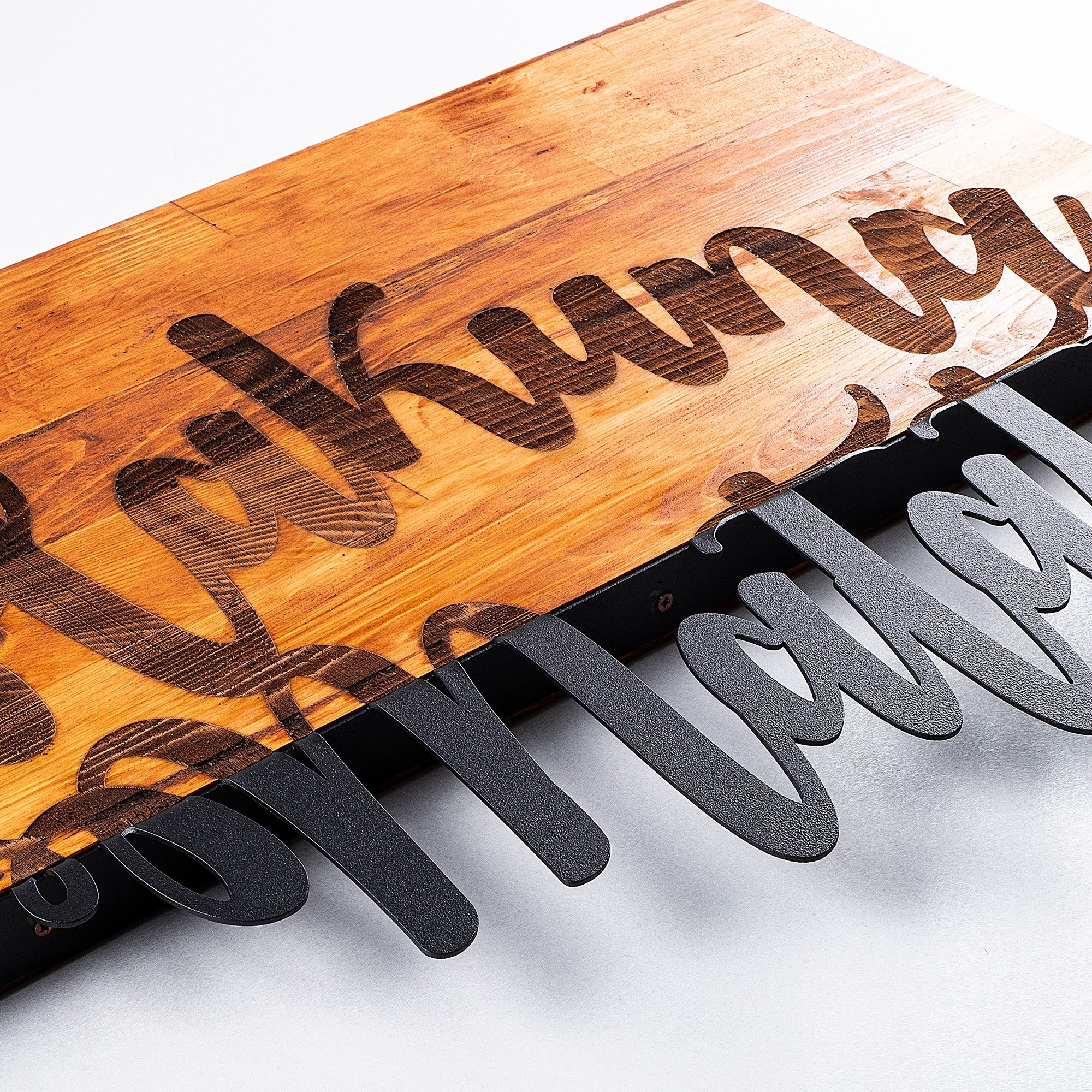 Acessório decorativo de parede – 58 x 38 cm – nogueira e preto – madeira e metal