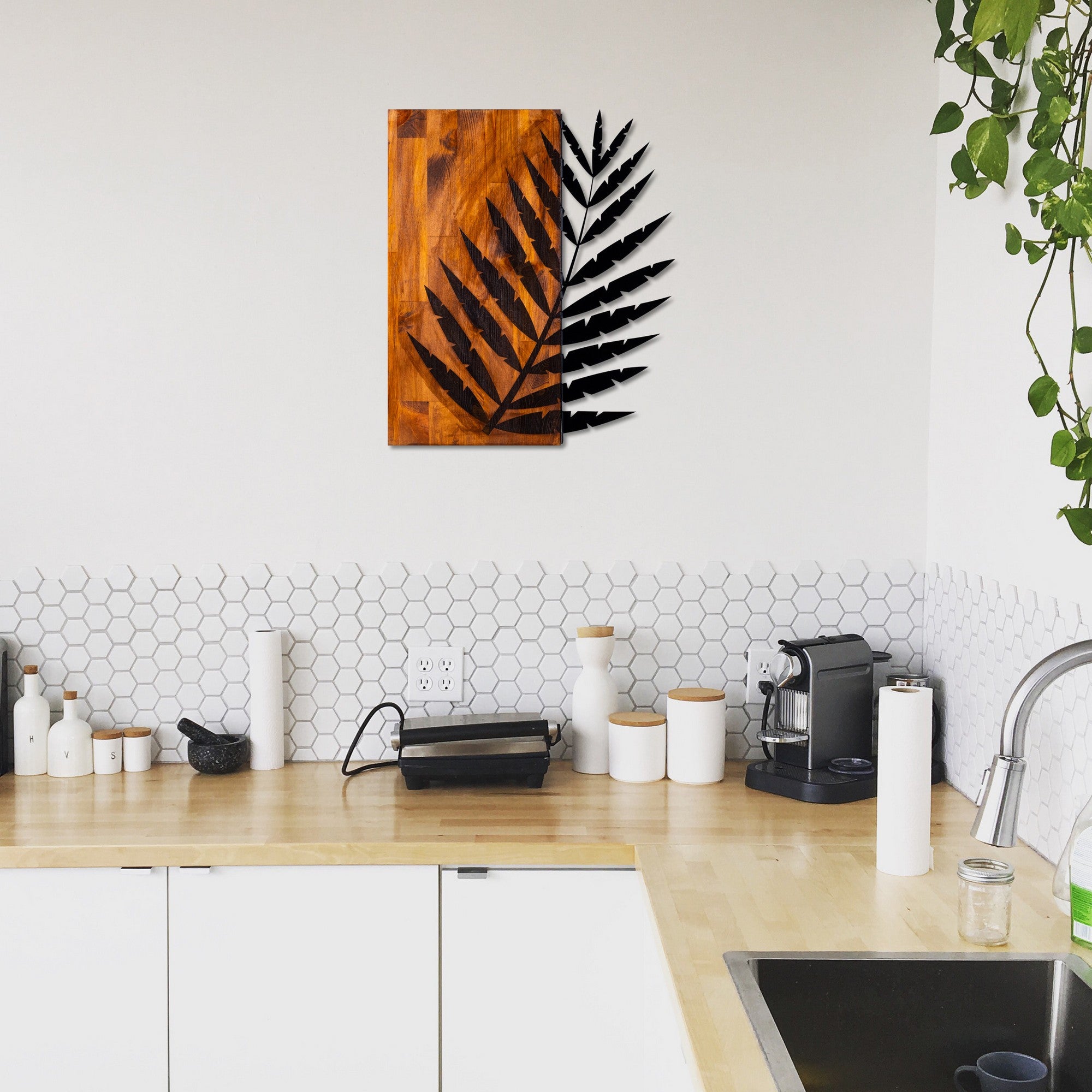 Acessório decorativo de parede em madeira e metal – 50 x 58 cm – nogueira e preto