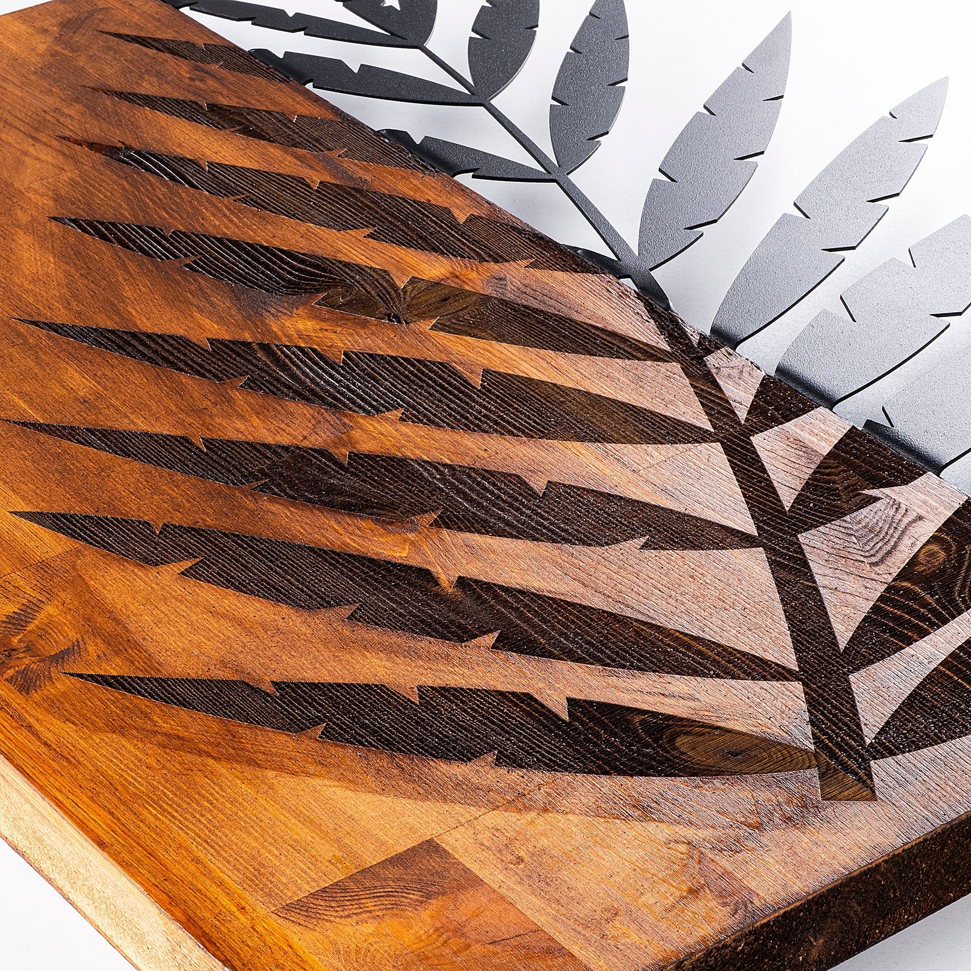 Acessório decorativo de parede em madeira e metal – 50 x 58 cm – nogueira e preto
