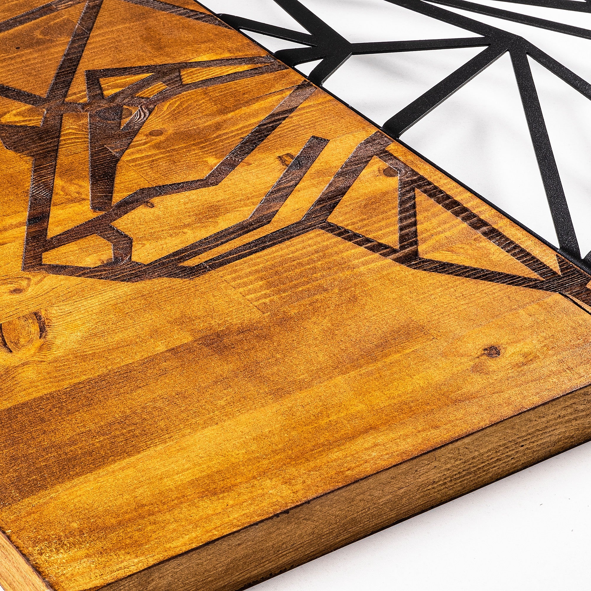 Elegante acessório decorativo de parede em madeira, 50 x 58 cm | 50% madeira (3 cm de espessura) e 50% metal | Acabamento exclusivo em nogueira e preto, perfeito para qualquer espaço