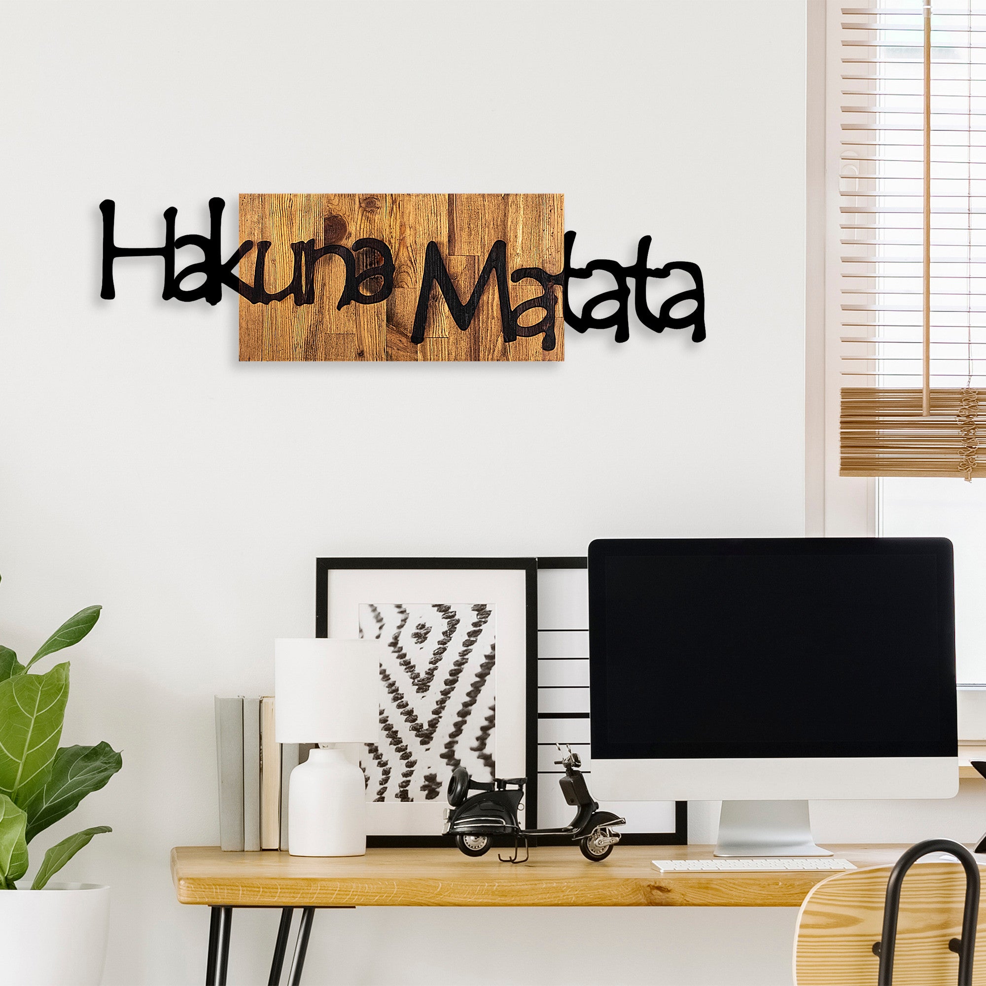Acessório decorativo de parede – 108 x 3 x 30 cm – Preto e Nogueira clara – Madeira e metal