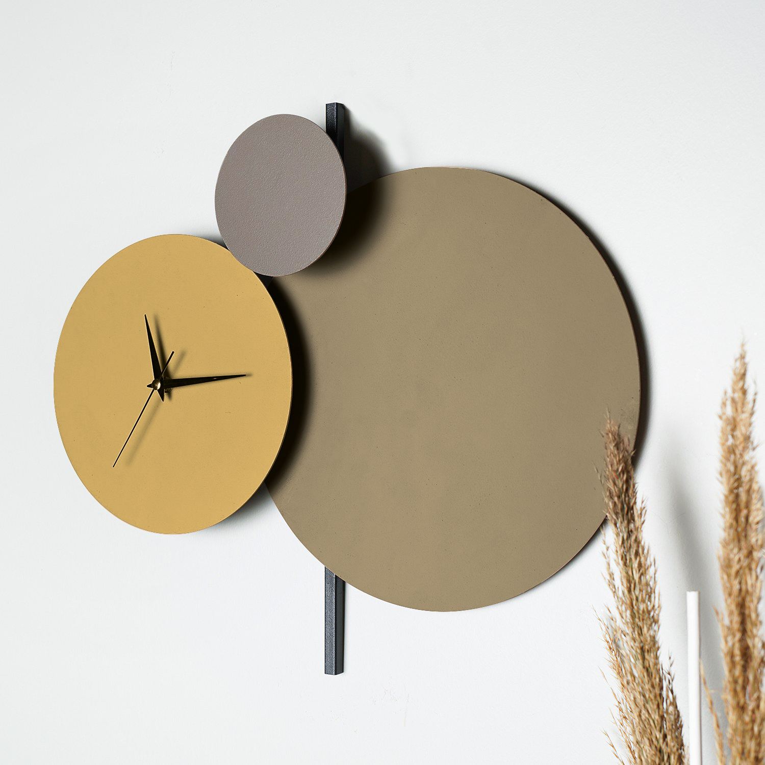 Relógio de parede decorativo de metal – 48 cm de diâmetro – bege e creme