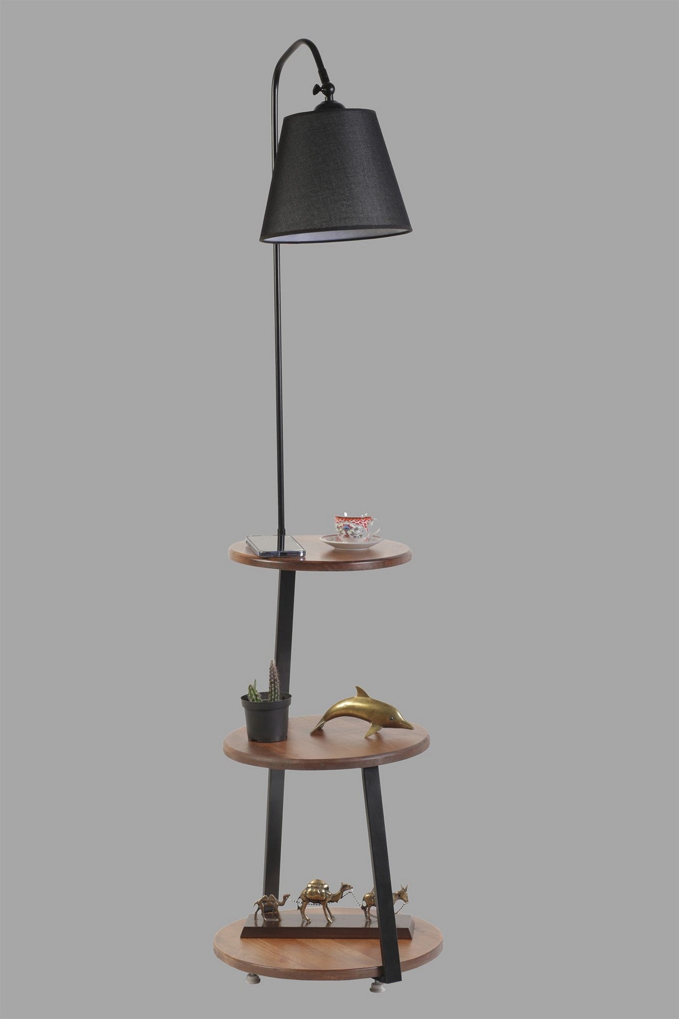 Candeeiro de Pé com Prateleira – Diâmetro base: 40 cm – Preto e Nogueira – Metal e Madeira