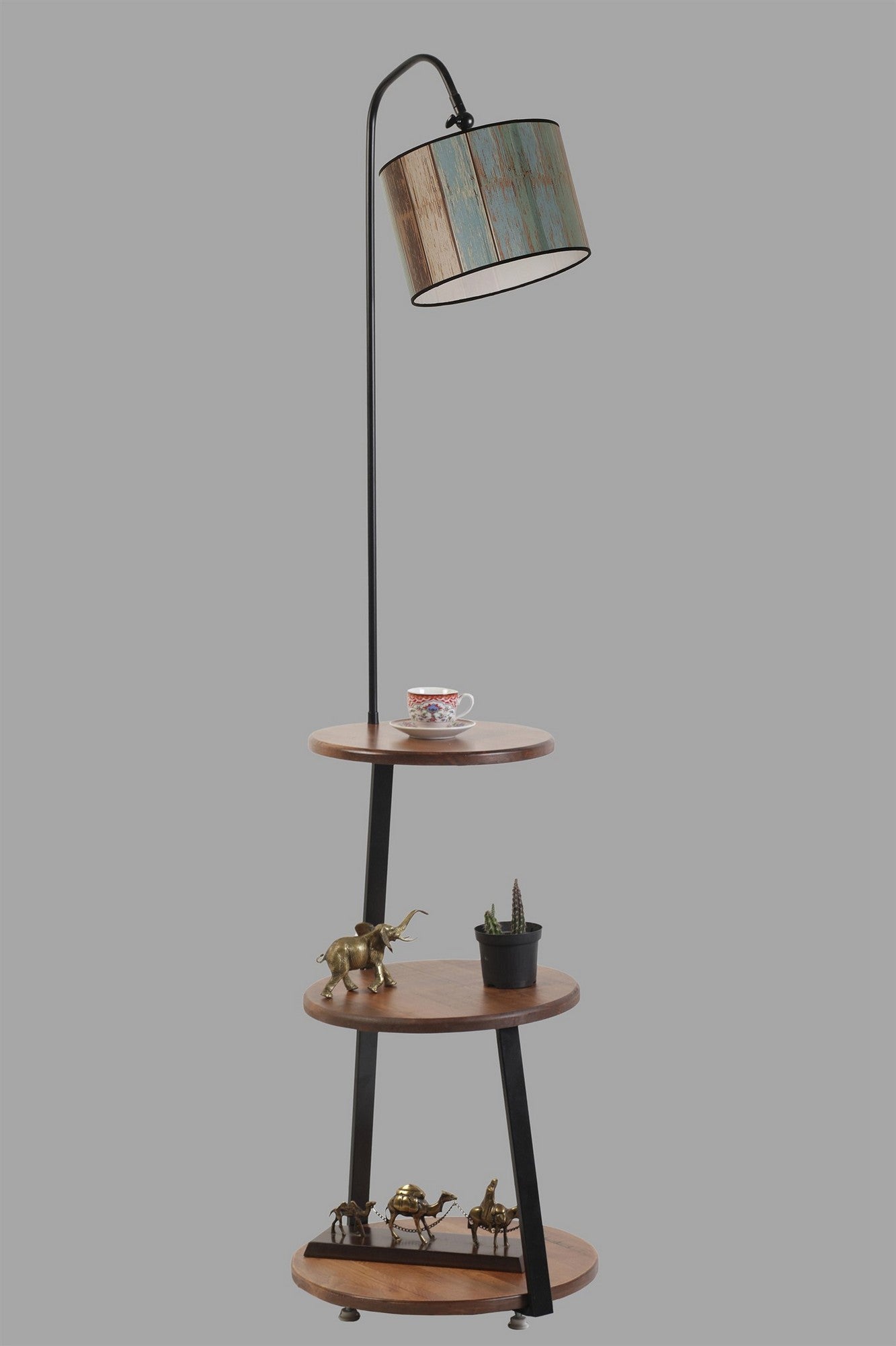 Candeeiro de Pé com Prateleira de Faia – 40 cm diâmetro base e prateleiras – Multicolorido – Metal e Madeira