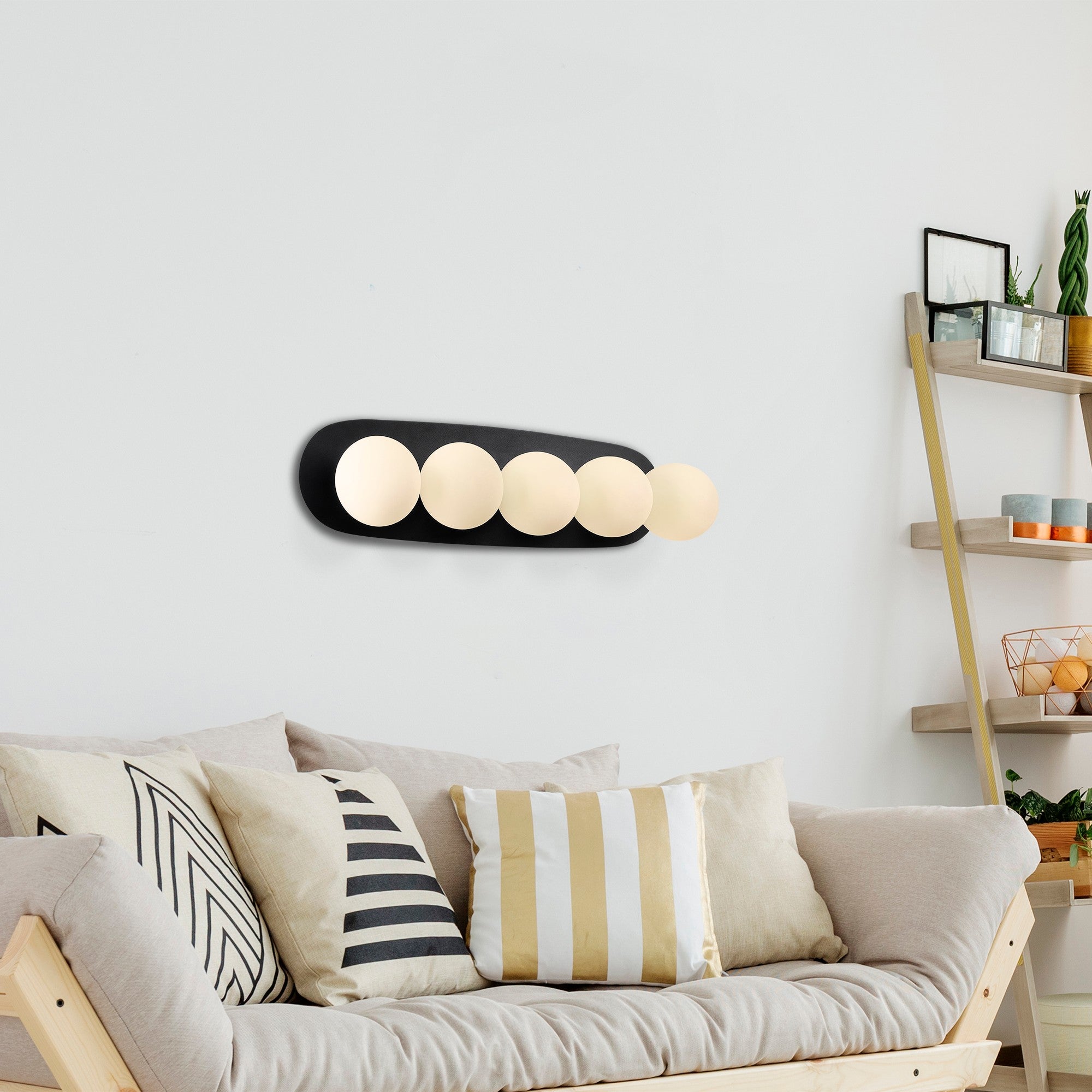 Candeeiro de Parede moderna com corpo de metal e base de vidro, 90 x 23 x 26 cm, preta e creme | 5 soquetes E14, IP20 | Design industrial e escandinavo elegante