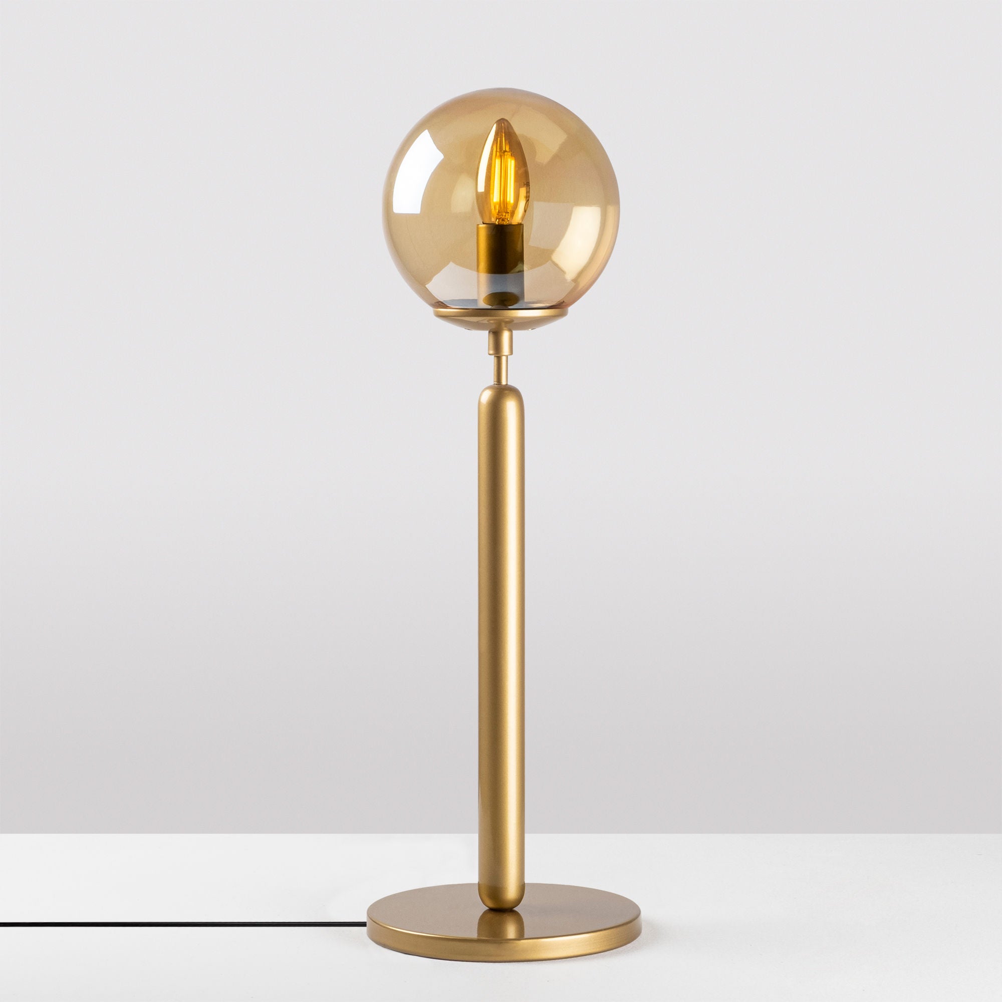Candeeiro de Mesa elegante com corpo de metal e tampa de vidro, acabamento em cobre vintage, 18 x 18 x 52 cm | Cabo de 200 cm, soquete E14, perfeita para decoração moderna