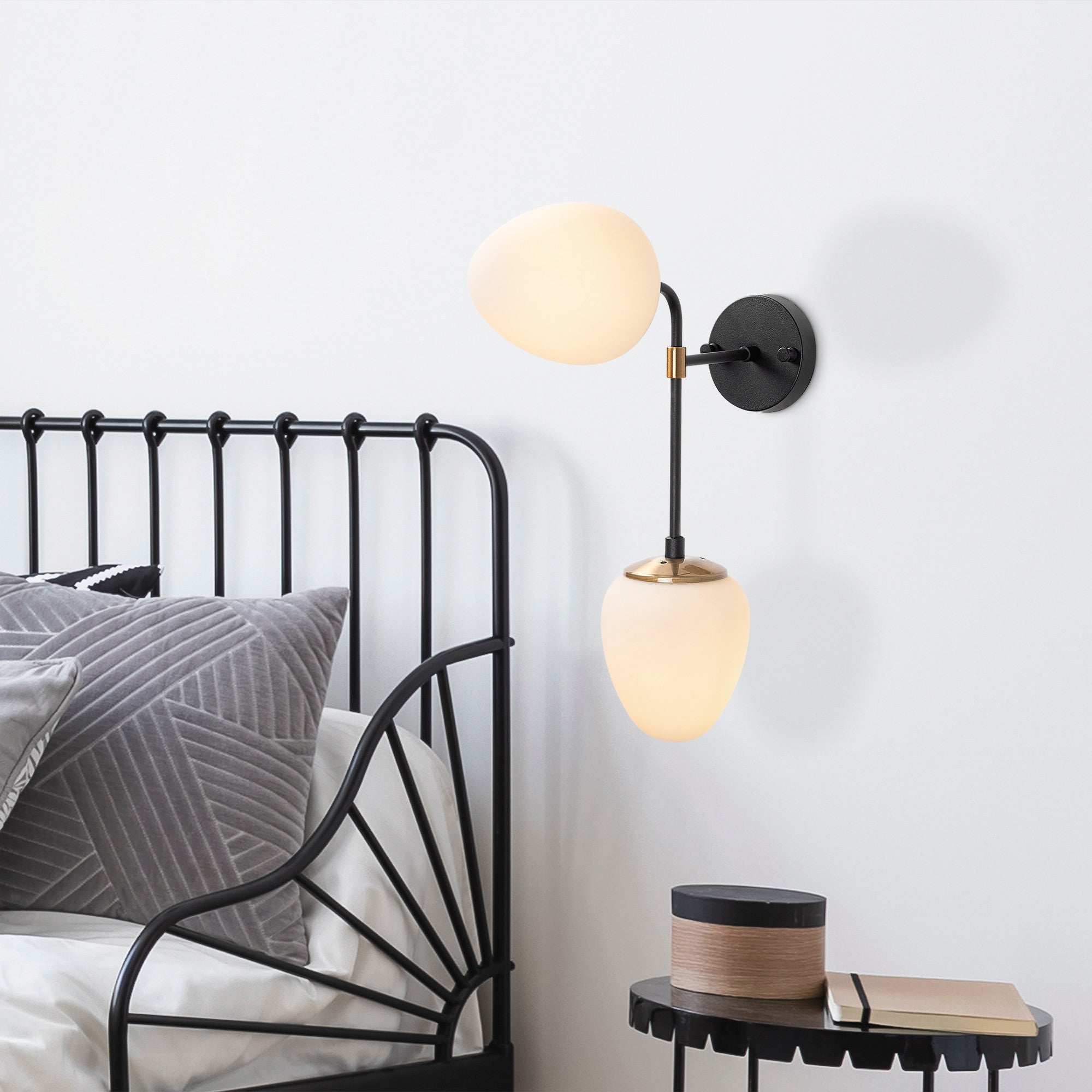Candeeiro de Parede Elegante, Preta e Dourada com Detalhes em Creme, 46 cm de Altura | Corpo em Metal, Tampa de Vidro, IP20 | Ideal para Decoração Boêmia e Escandinava