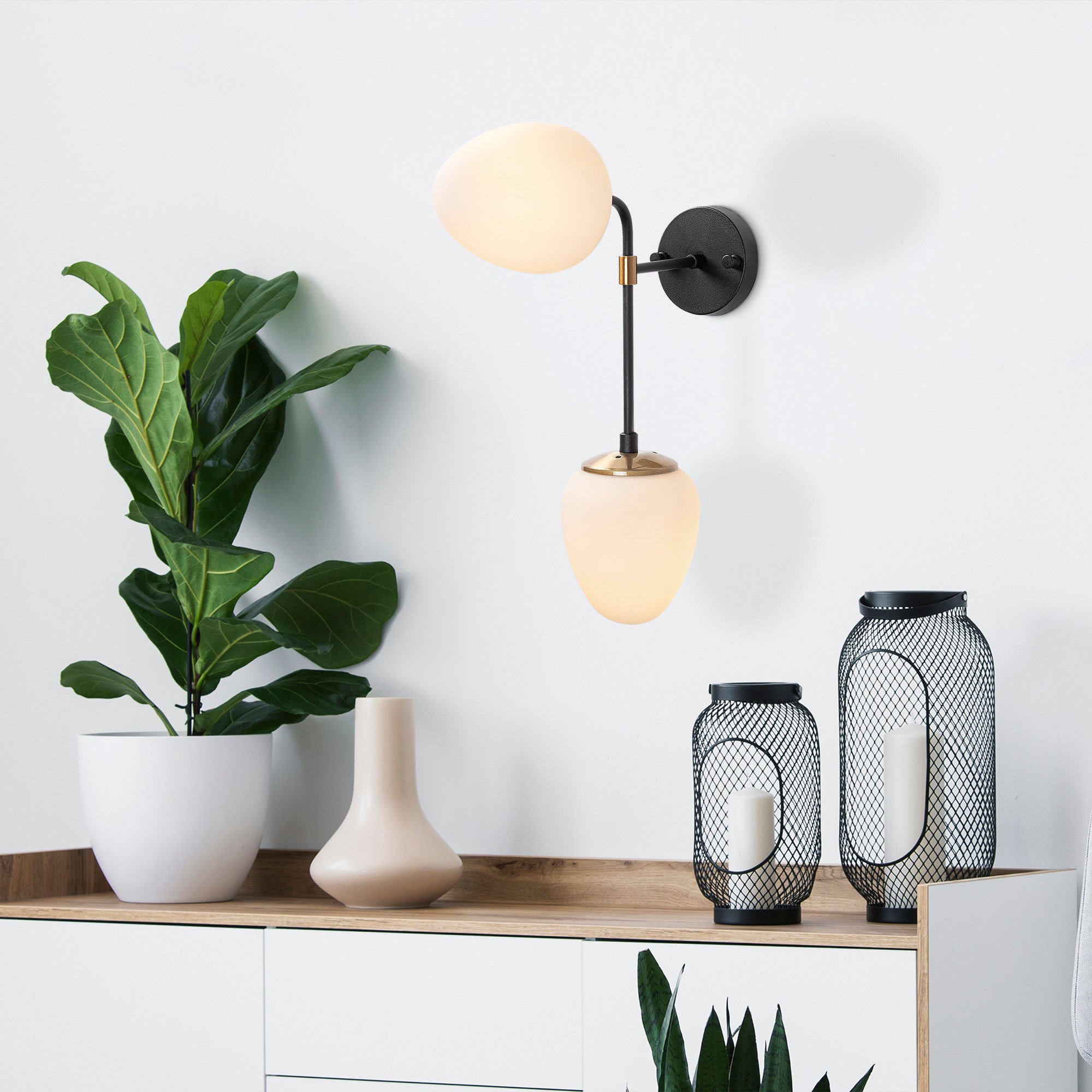 Candeeiro de Parede Elegante, Preta e Dourada com Detalhes em Creme, 46 cm de Altura | Corpo em Metal, Tampa de Vidro, IP20 | Ideal para Decoração Boêmia e Escandinava