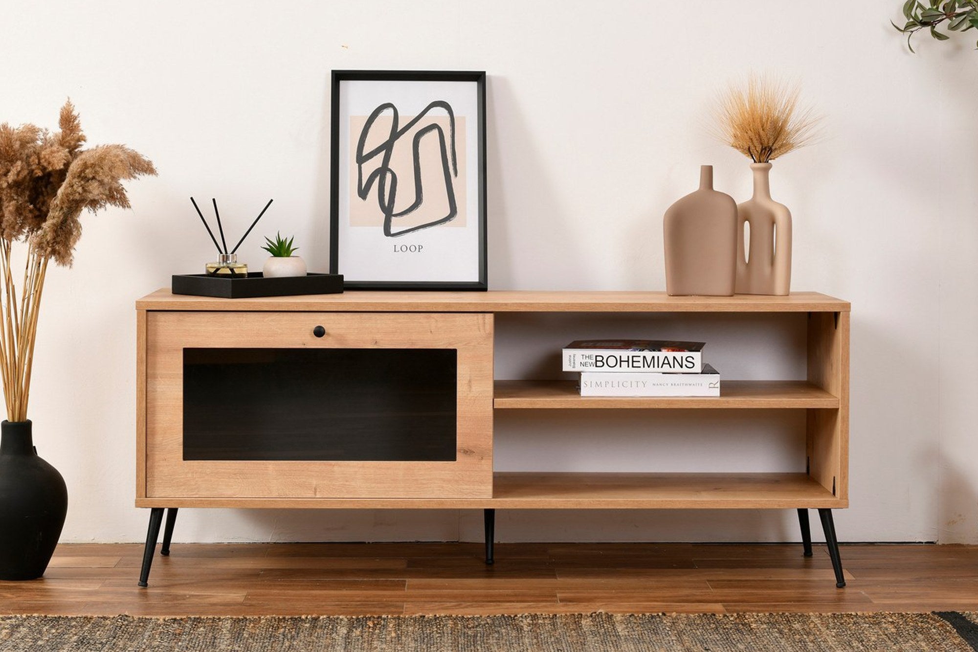 Móvel de TV elegante com pernas de metal, carvalho e preto, 138 x 55 x 41 cm | Painel de partículas 100% revestido de melamina | Design moderno para salas de estar e espaços de entretenimento