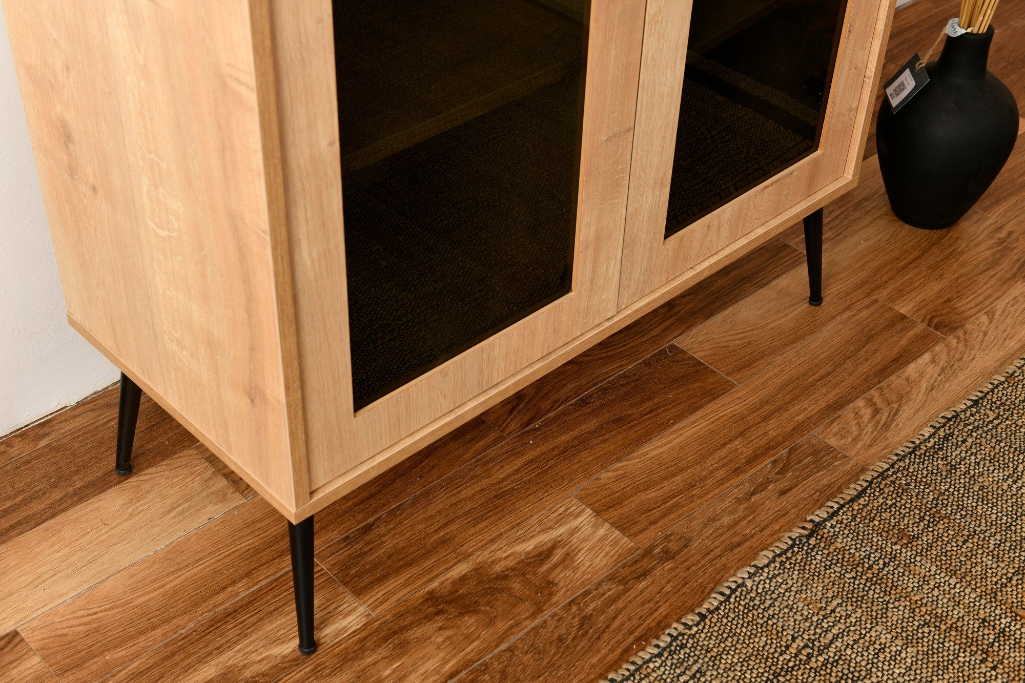 Aparador elegante com pernas de metal, carvalho e preto, 90 x 41 x 110 cm | Painel de partículas 100% revestido de melamina | Solução de armazenamento moderna para casa e escritório