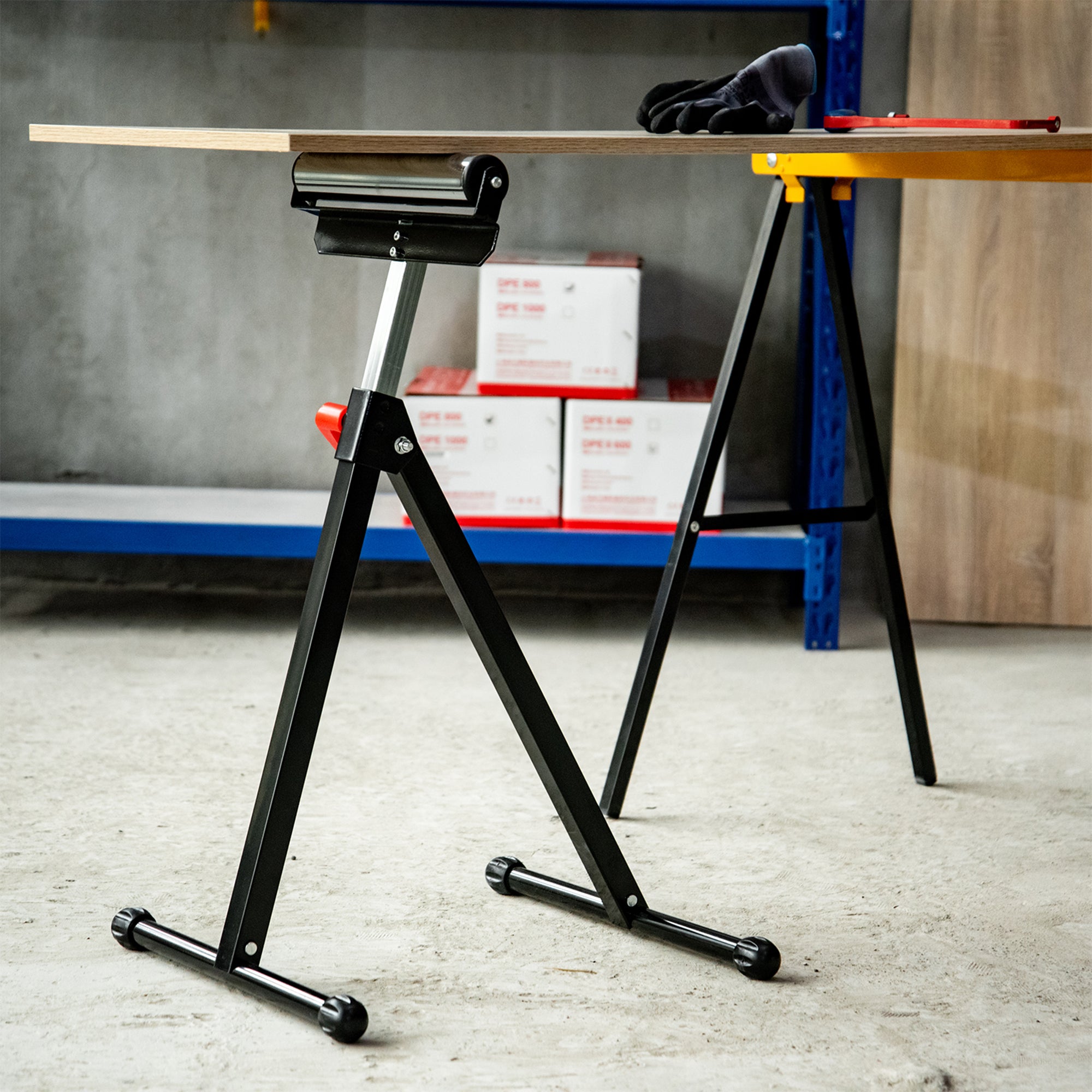 Suporte Telescópico Preto com Rolo Dobrável e Altura Ajustável 68-110cm