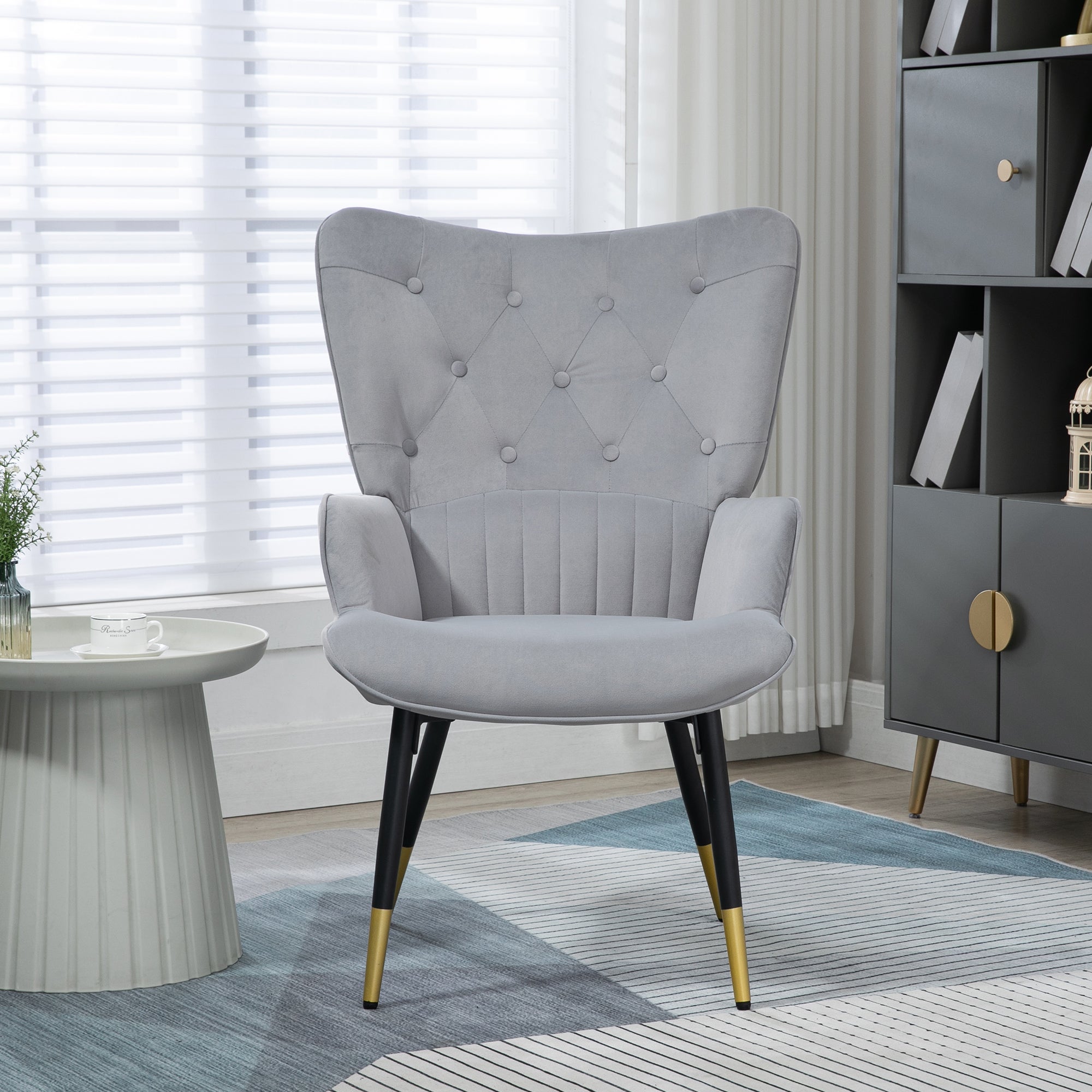 Poltrona Estofada em Veludo – 68x72x103cm – Cinza Claro – 100% Poliéster