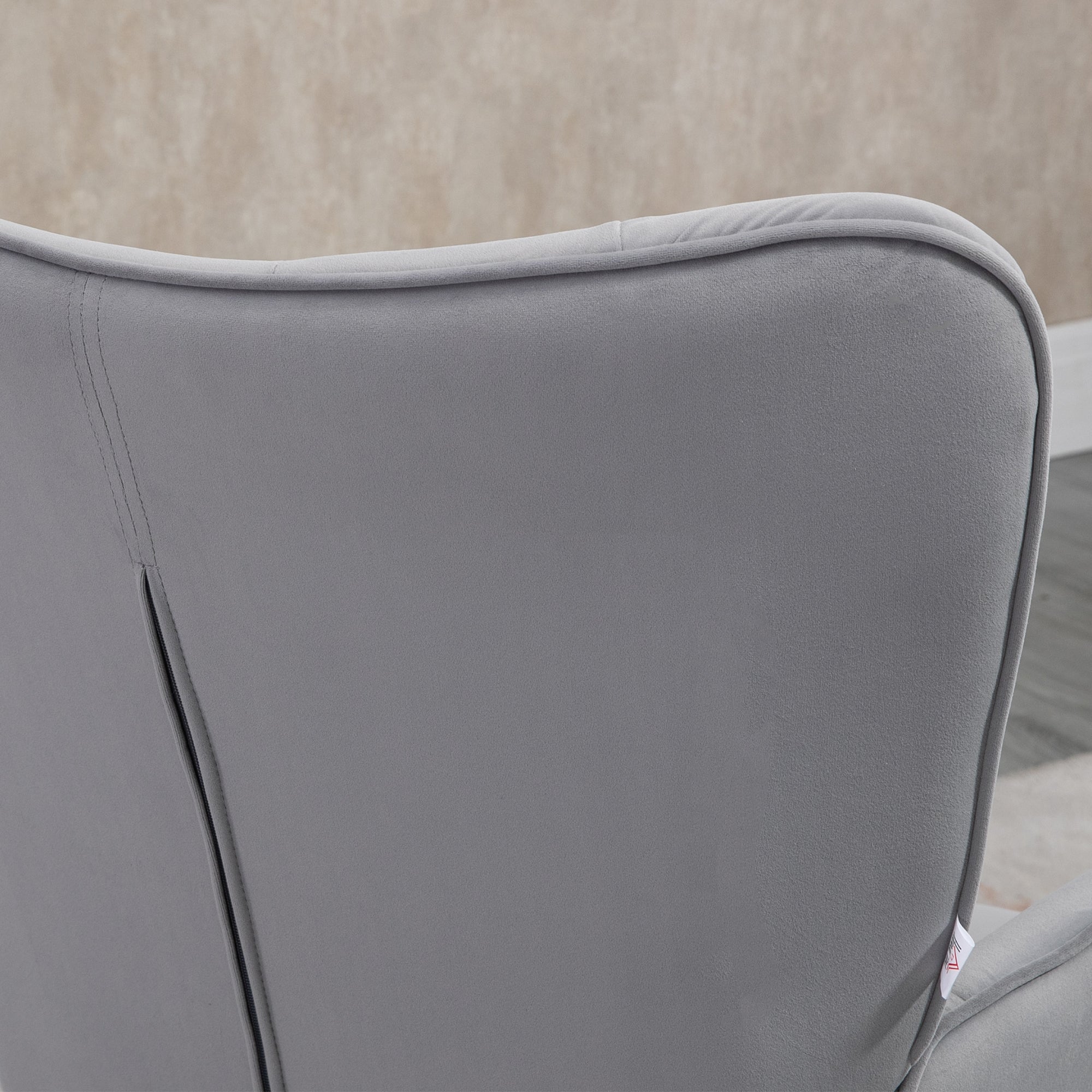 Poltrona Estofada em Veludo – 68x72x103cm – Cinza Claro – 100% Poliéster