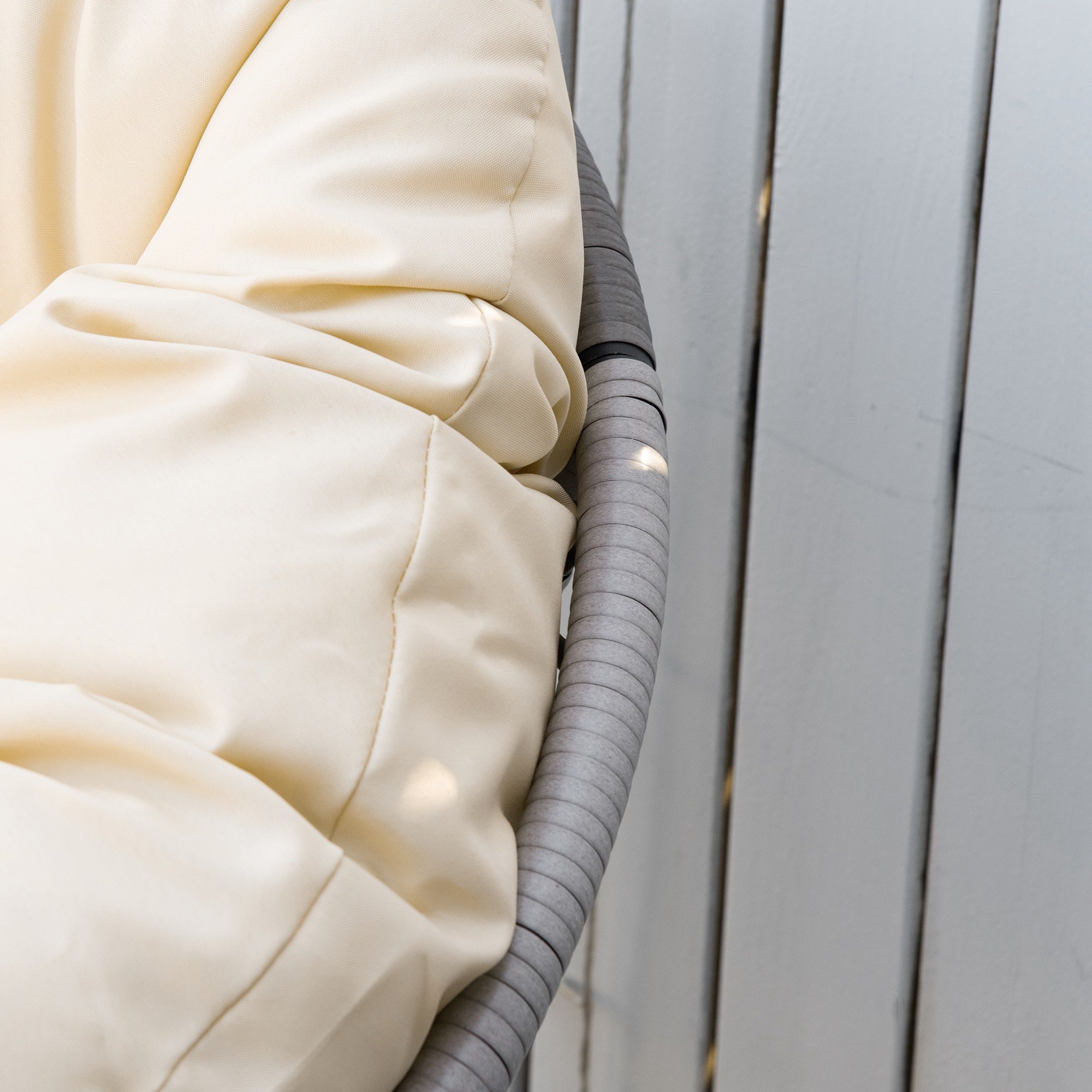 Poltrona Papasan Giratória de Vime Sintético Cinza e Creme 87x97x90 cm