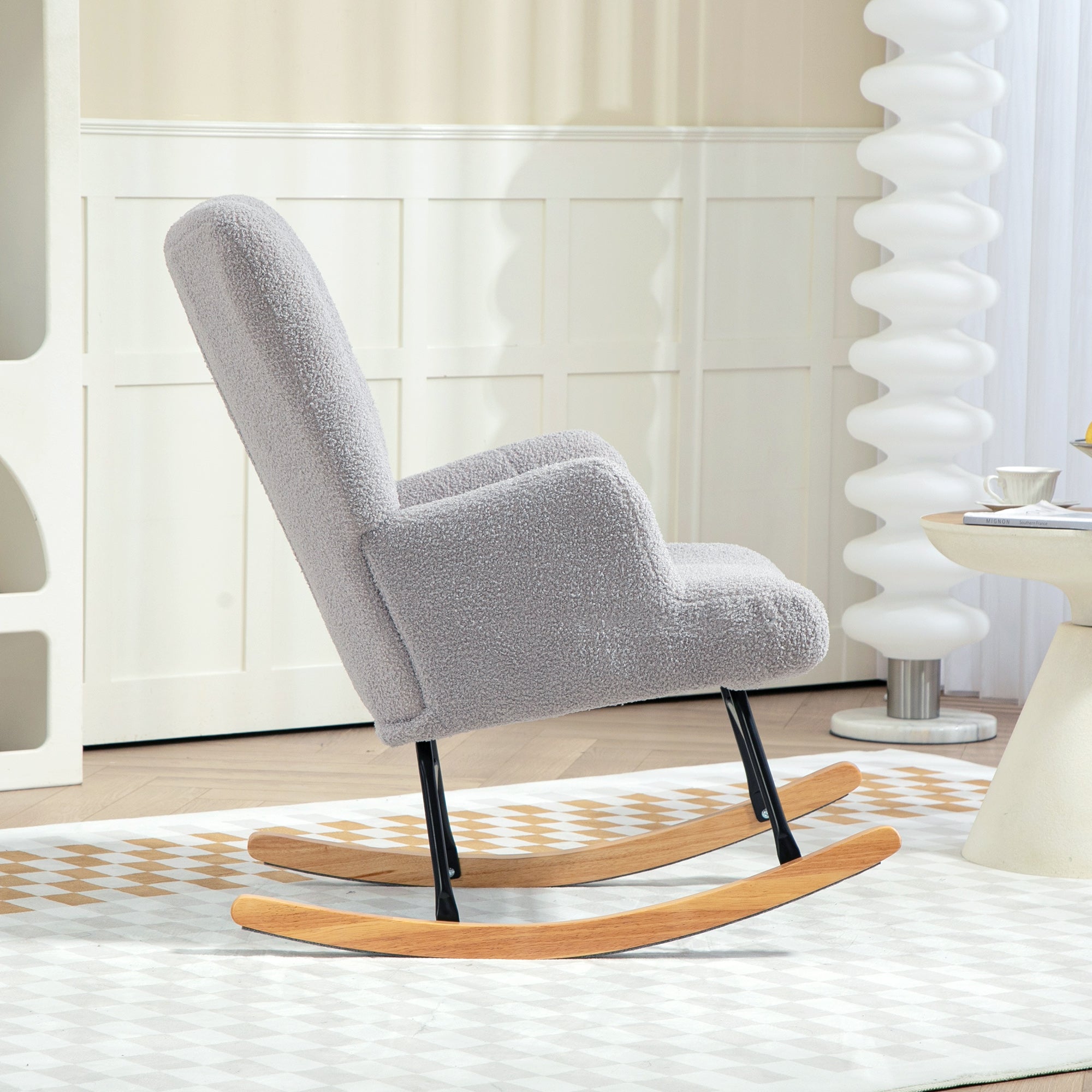 Poltrona Baloiço em Borrego – 65x88x87 cm – Cinza Claro – Tecido estilo borrego, espuma de alta densidade, metal e madeira de borracha