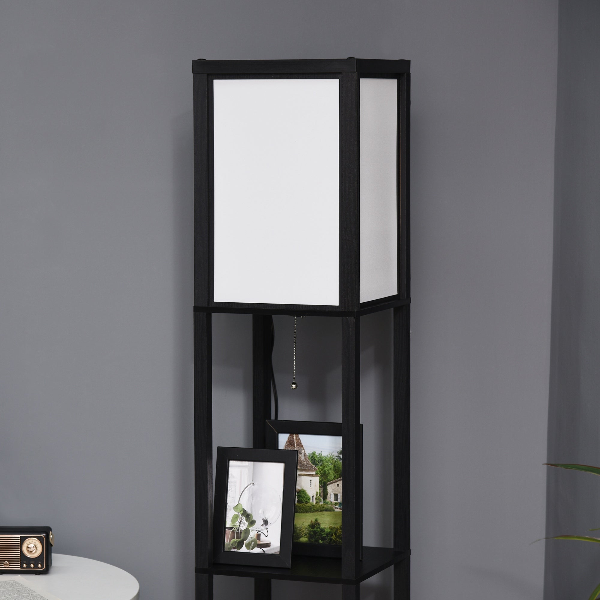 Candeeiro de Pé Moderno com Prateleira de Armazenamento – 26x26x156 cm – Branco e Preto – MDF, Plástico e Tecido TC