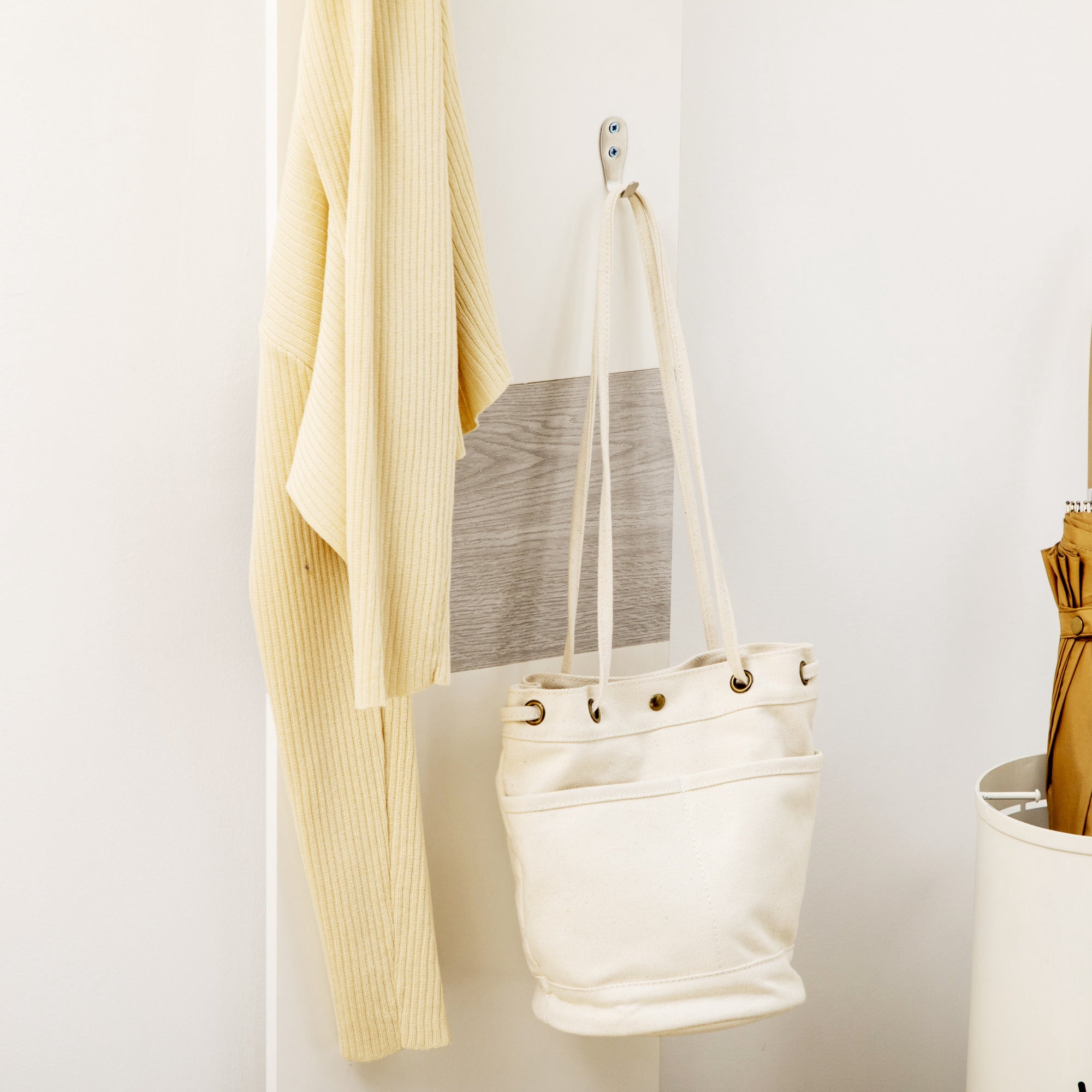 Cabide de Parede com 4 Ganchos e Barra Suspensa – 50x23,5x160cm – Branco e Cinza – Melamina e Alumínio